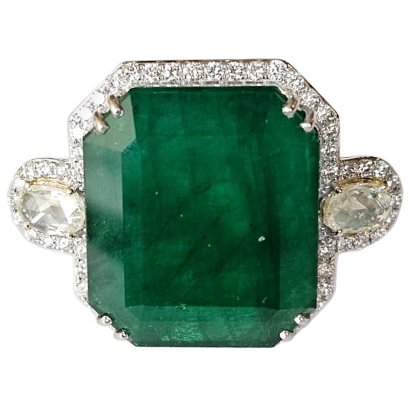Set in 18K Gold, 24.51 carats Zambian Emerald 
Rose Cut Diamond Engagement Ring im Angebot