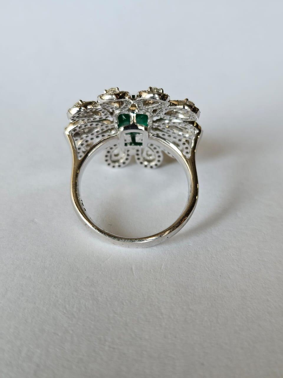 Ring aus 18 Karat Gold, 2,48 Karat, natürlichem sambischem Smaragd und Diamanten im Rosenschliff im Zustand „Neu“ im Angebot in Hong Kong, HK