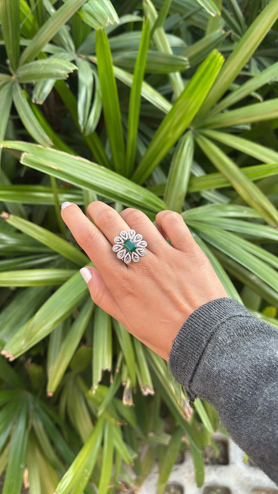 Ring aus 18 Karat Gold, 2,48 Karat, natürlichem sambischem Smaragd und Diamanten im Rosenschliff im Angebot 1