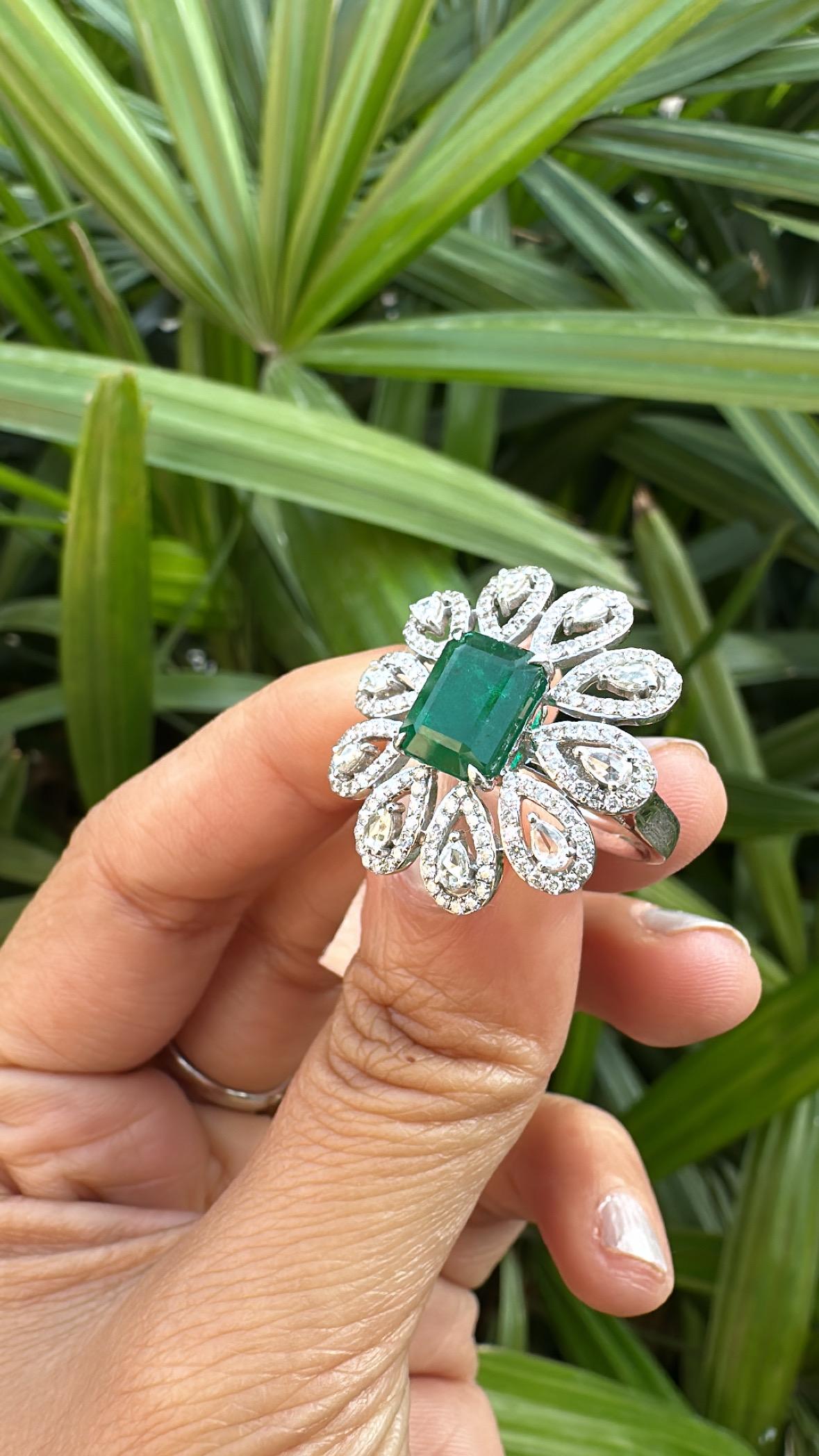 Ring aus 18 Karat Gold, 2,48 Karat, natürlichem sambischem Smaragd und Diamanten im Rosenschliff im Angebot 2