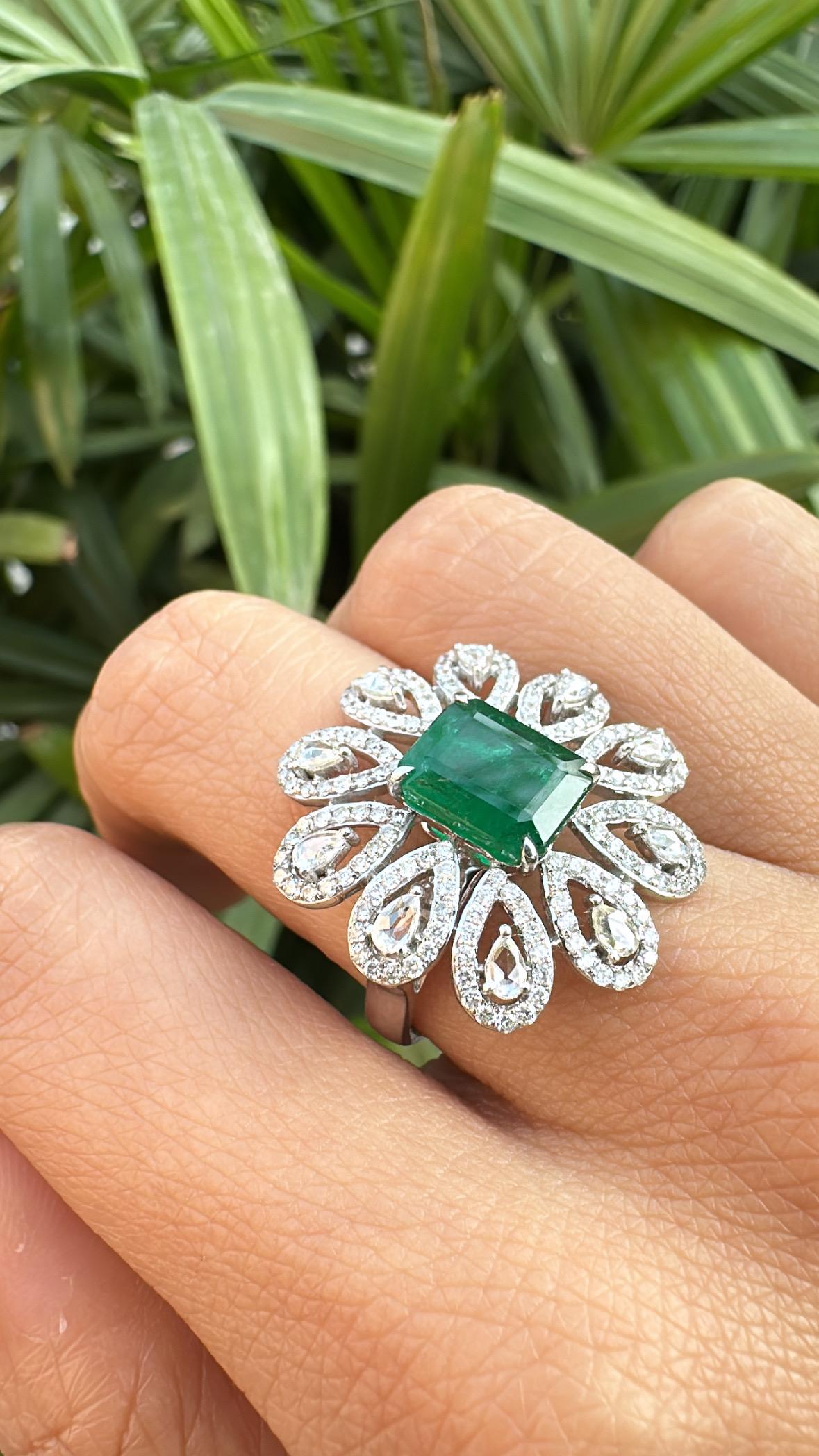 Ring aus 18 Karat Gold, 2,48 Karat, natürlichem sambischem Smaragd und Diamanten im Rosenschliff im Angebot 3