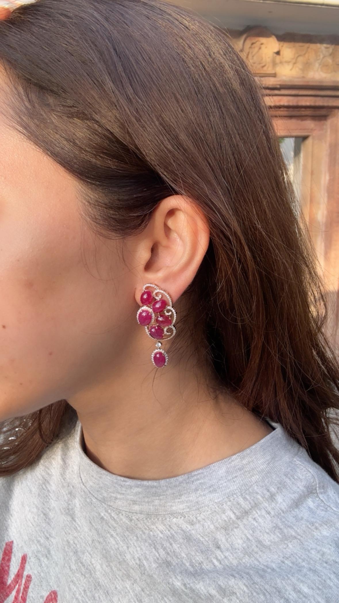 Orecchini pendenti in oro 18 carati, 24,87 carati, cabochon di rubino e diamanti in vendita 6