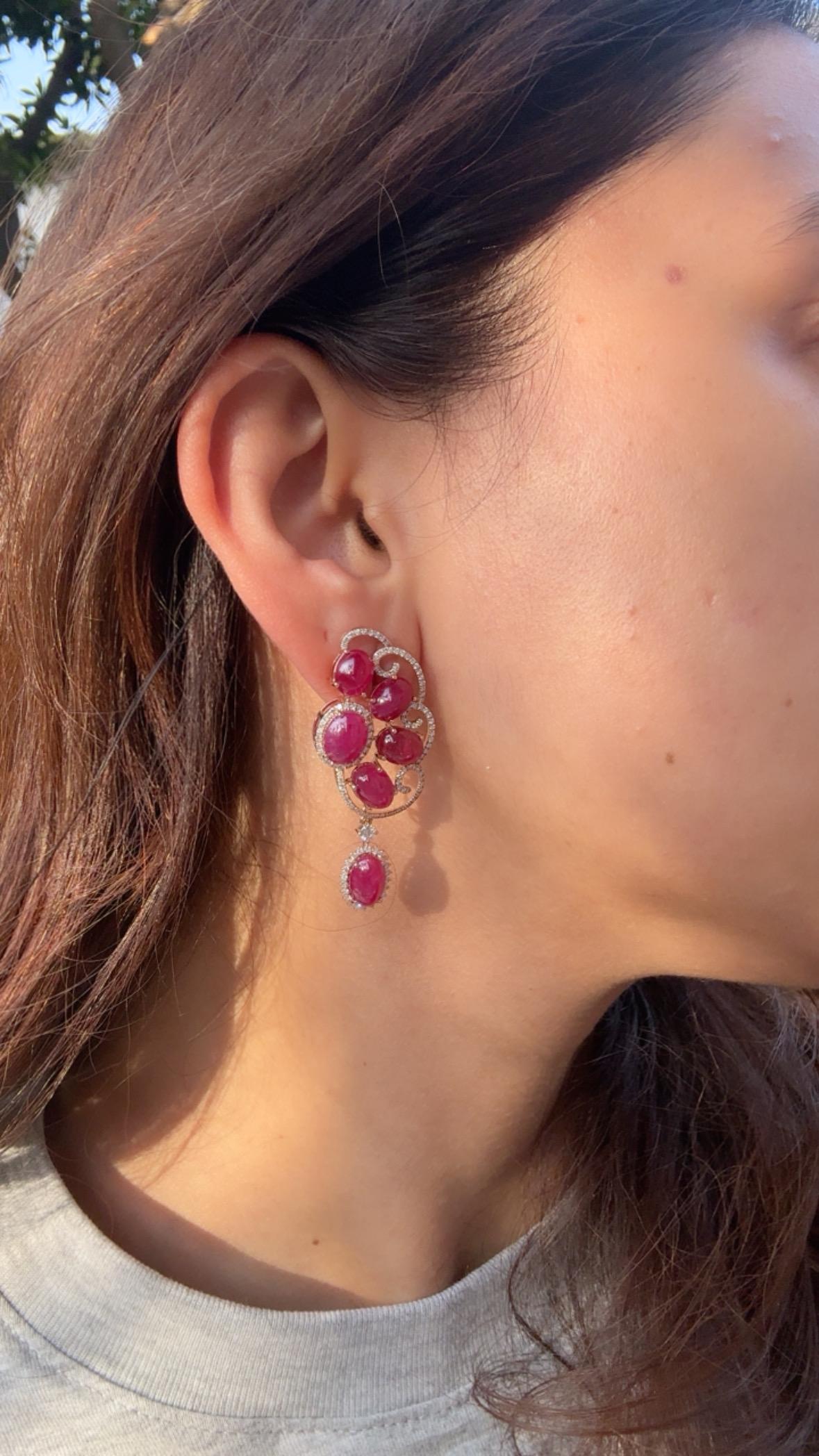 Orecchini pendenti in oro 18 carati, 24,87 carati, cabochon di rubino e diamanti in vendita 8
