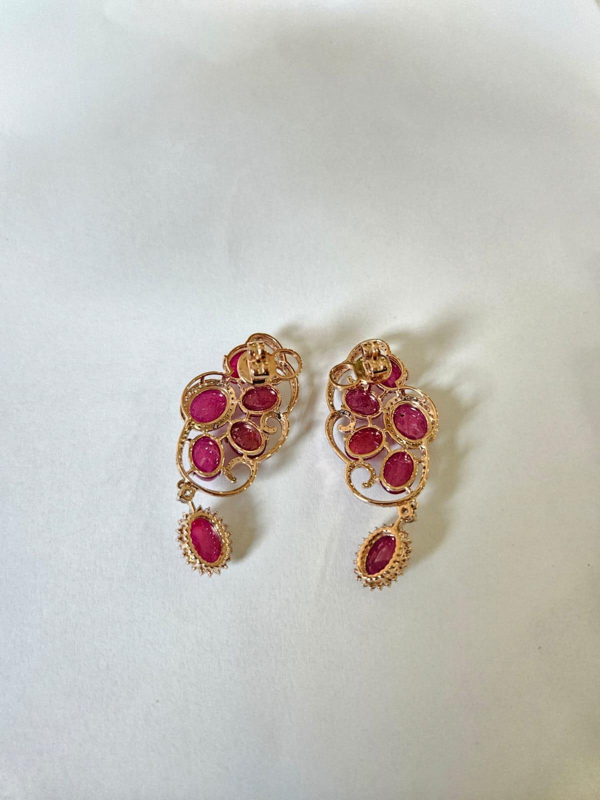 Moderno Orecchini pendenti in oro 18 carati, 24,87 carati, cabochon di rubino e diamanti in vendita