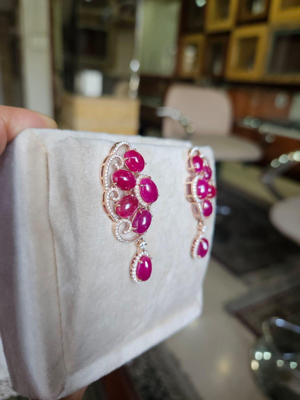 Cabochon Orecchini pendenti in oro 18 carati, 24,87 carati, cabochon di rubino e diamanti in vendita