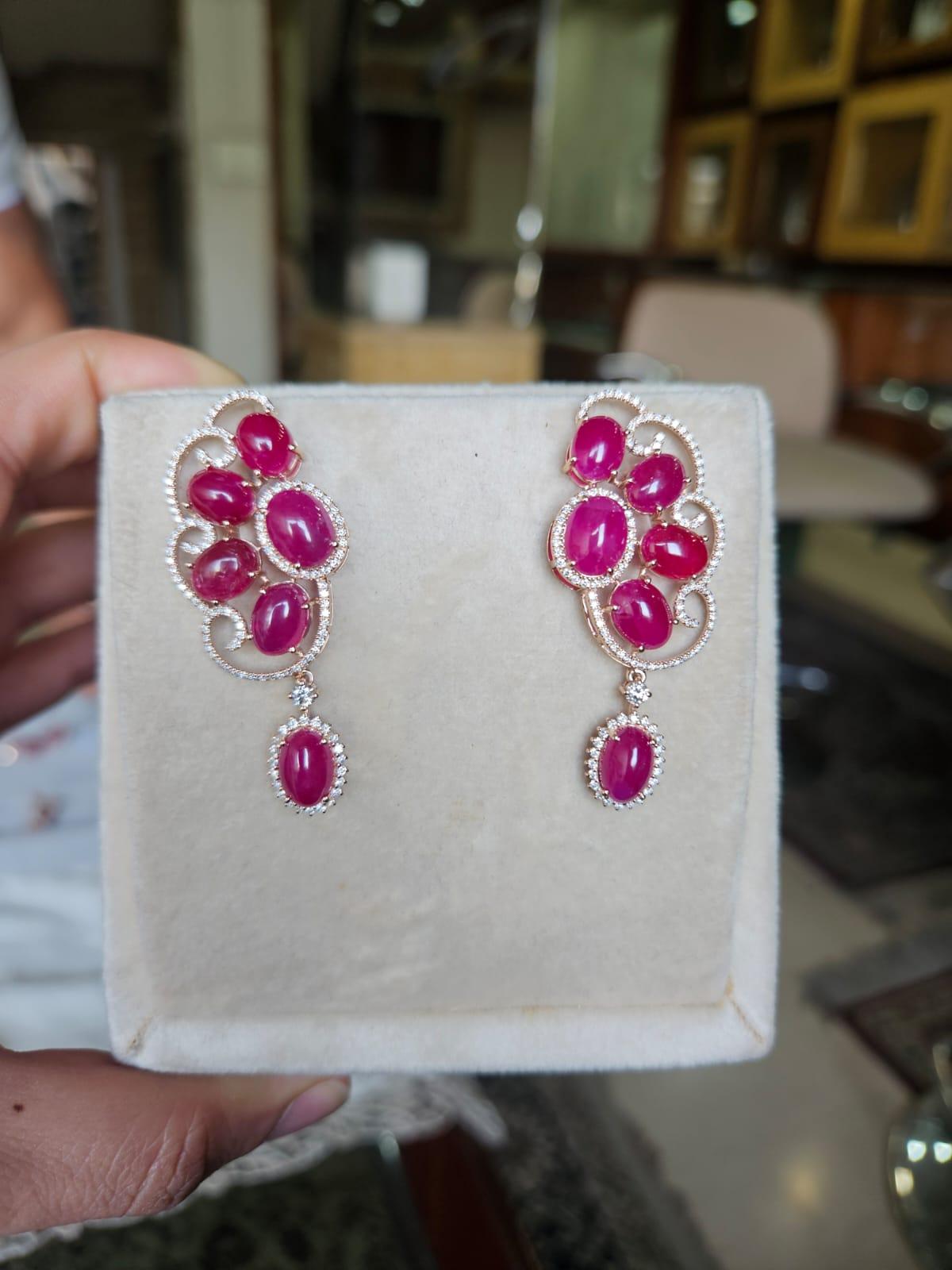 Orecchini pendenti in oro 18 carati, 24,87 carati, cabochon di rubino e diamanti In condizioni Nuovo in vendita a Hong Kong, HK