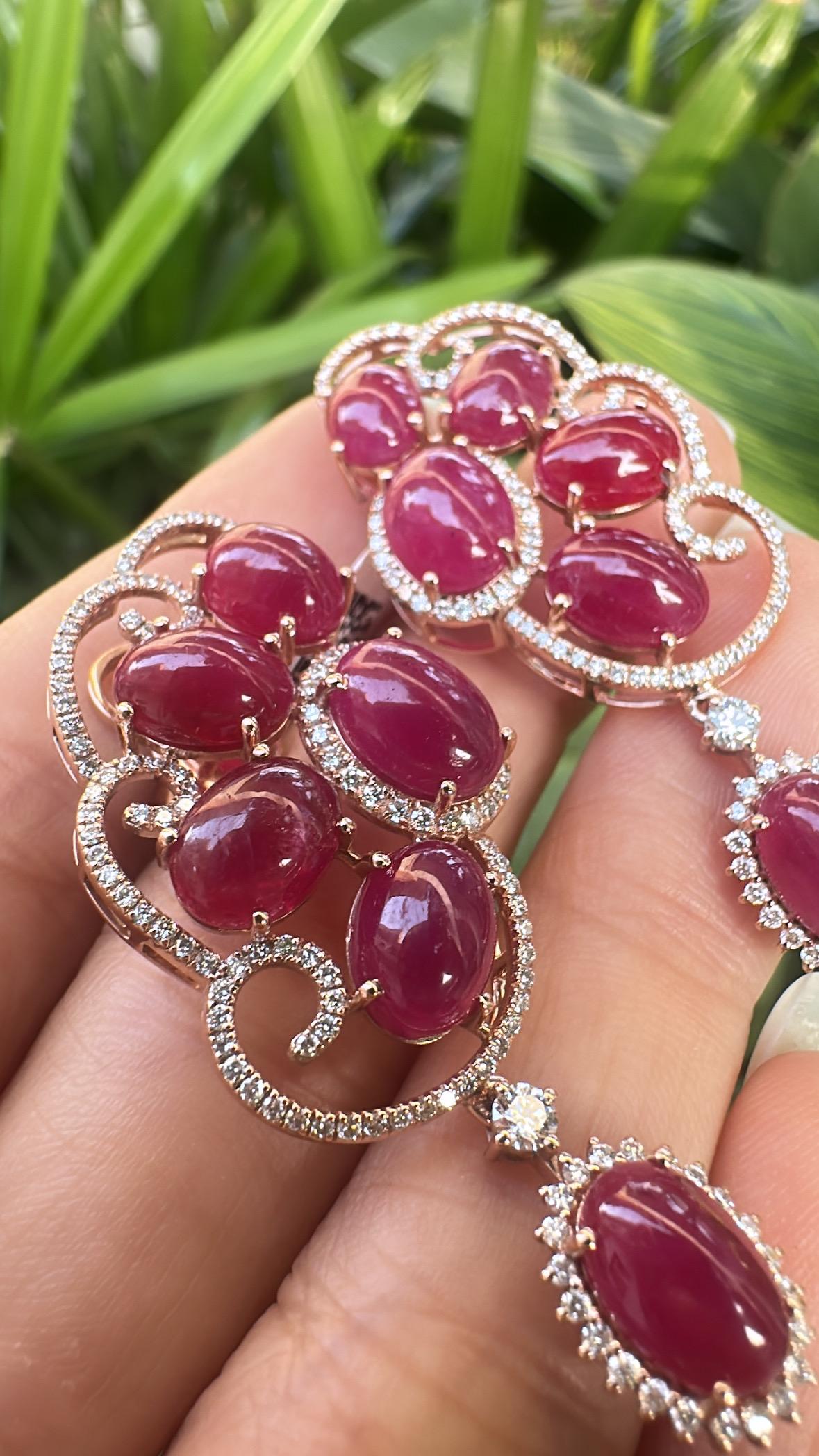 da uomo o donna Orecchini pendenti in oro 18 carati, 24,87 carati, cabochon di rubino e diamanti in vendita