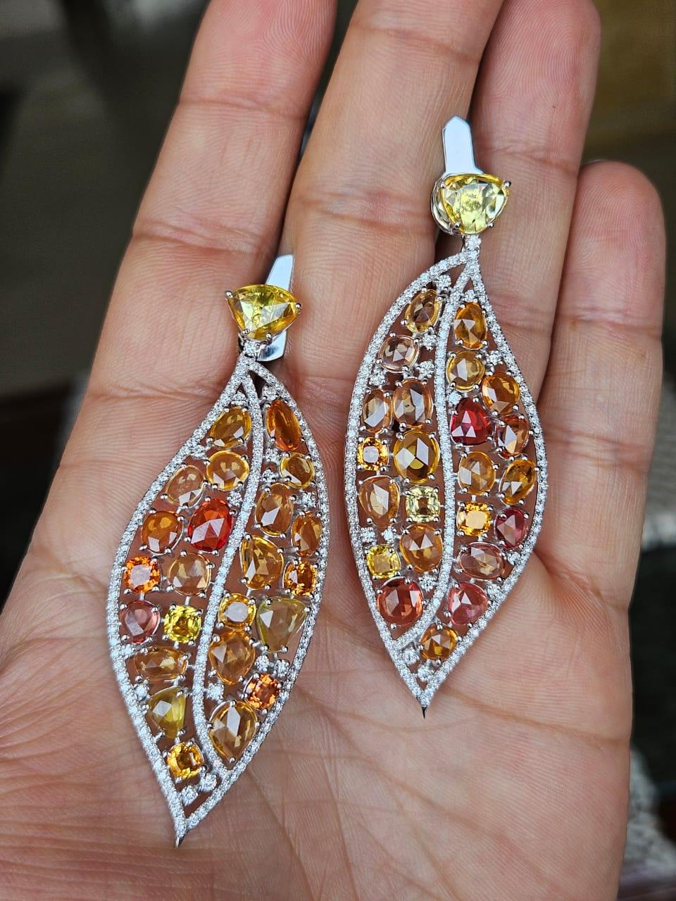 Un bellissimo orecchino a pendente con zaffiro giallo, incastonato in oro bianco 18 carati e diamanti naturali. Il peso degli zaffiri gialli è di 24.91 carati. Gli zaffiri gialli sono di origine Ceylon (Sri Lanka). Il peso dei diamanti è di 2,39