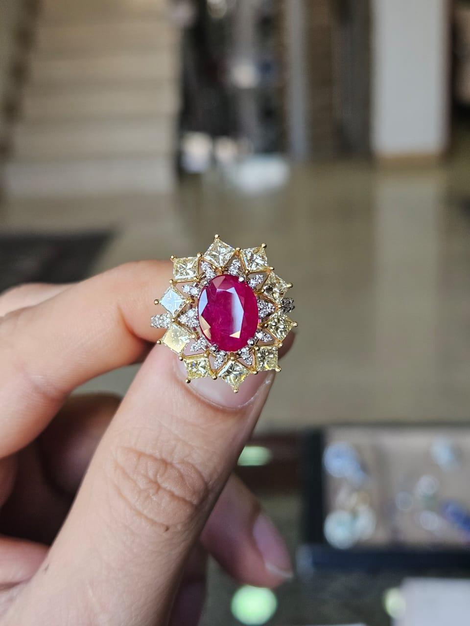 Ein sehr schöner, moderner Rubin-Verlobungsring in 18 Karat Gold und natürlichen Diamanten. Das Gewicht des ovalen Rubins beträgt 2,55 Karat. Der Rubin ist völlig natürlich, unbehandelt und stammt aus Mosambik. Das Gesamtgewicht der Diamanten