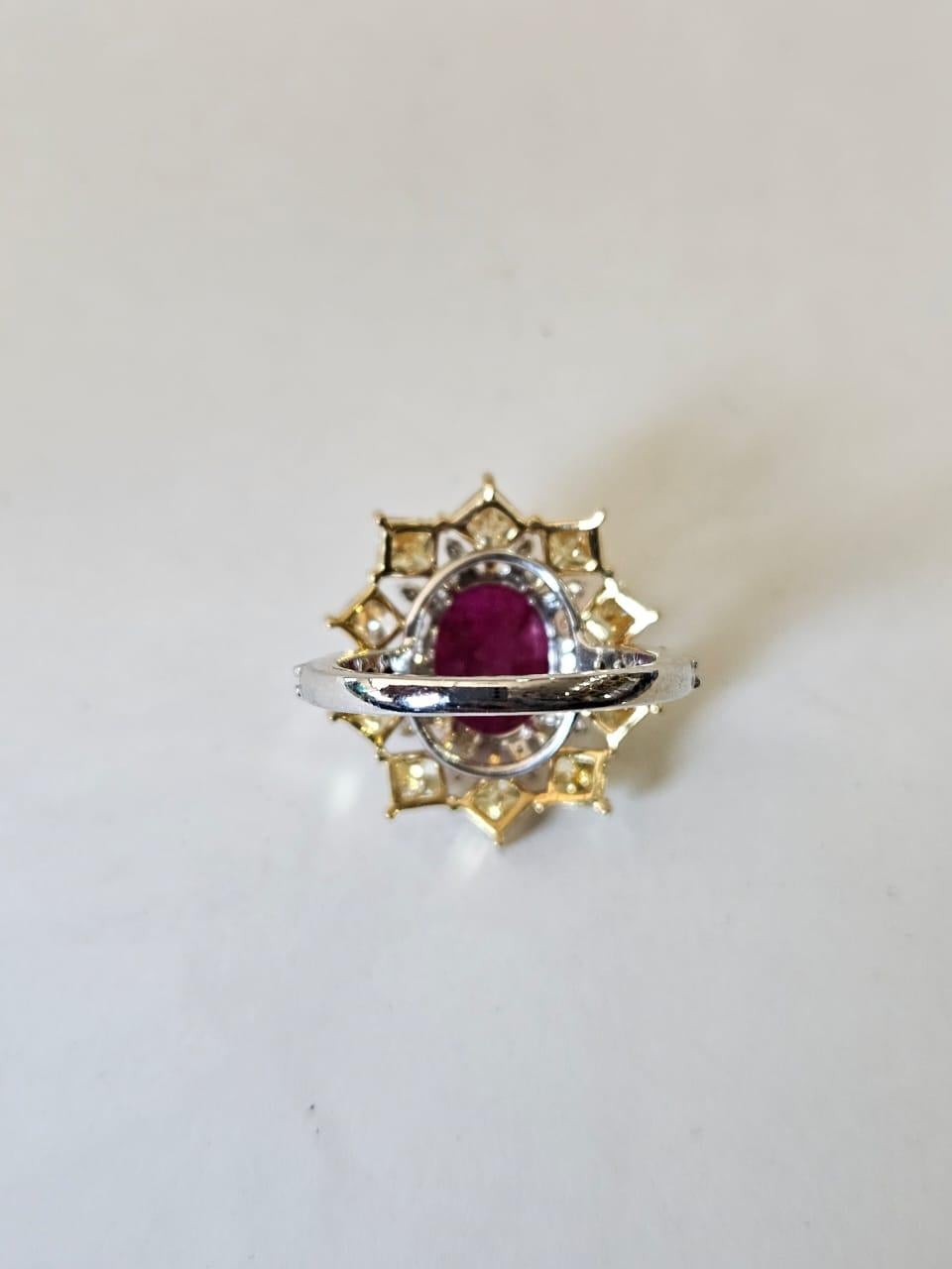 Verlobungsring aus 18 Karat Gold, 2,55 Karat, natürlicher Mosambik-Rubin und Diamanten (Moderne) im Angebot