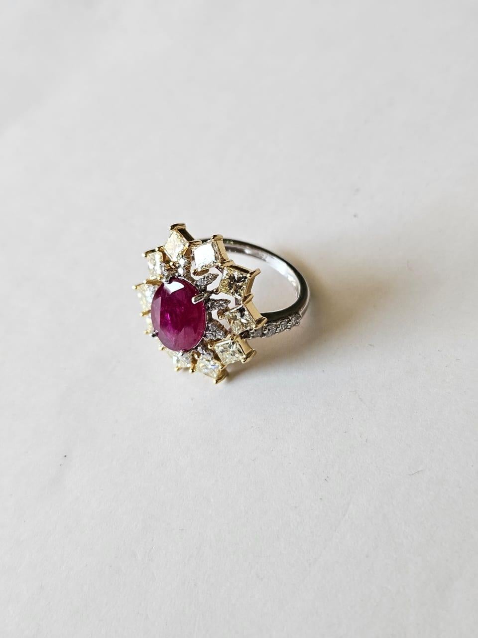 Verlobungsring aus 18 Karat Gold, 2,55 Karat, natürlicher Mosambik-Rubin und Diamanten (Ovalschliff) im Angebot
