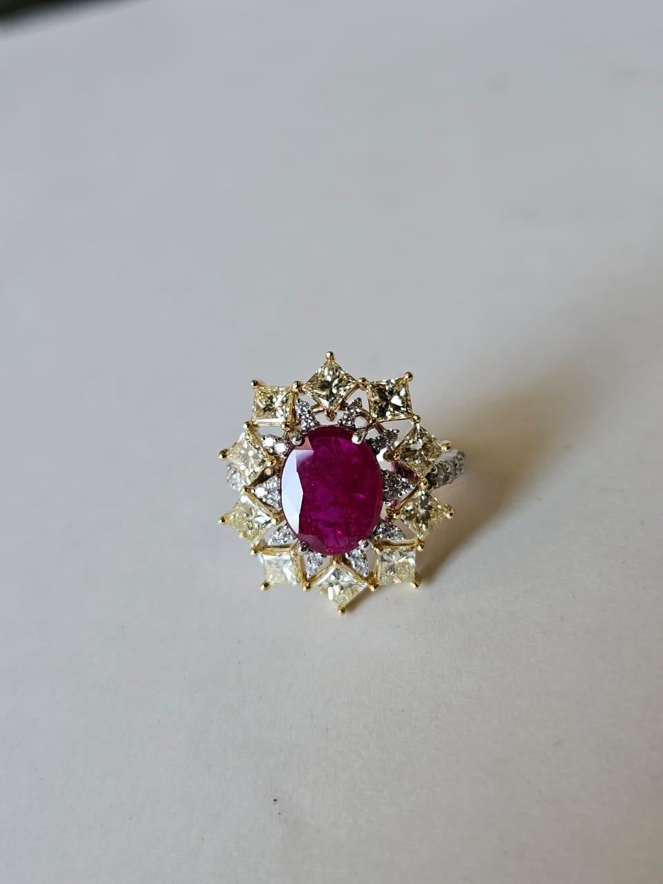 Verlobungsring aus 18 Karat Gold, 2,55 Karat, natürlicher Mosambik-Rubin und Diamanten im Zustand „Neu“ im Angebot in Hong Kong, HK