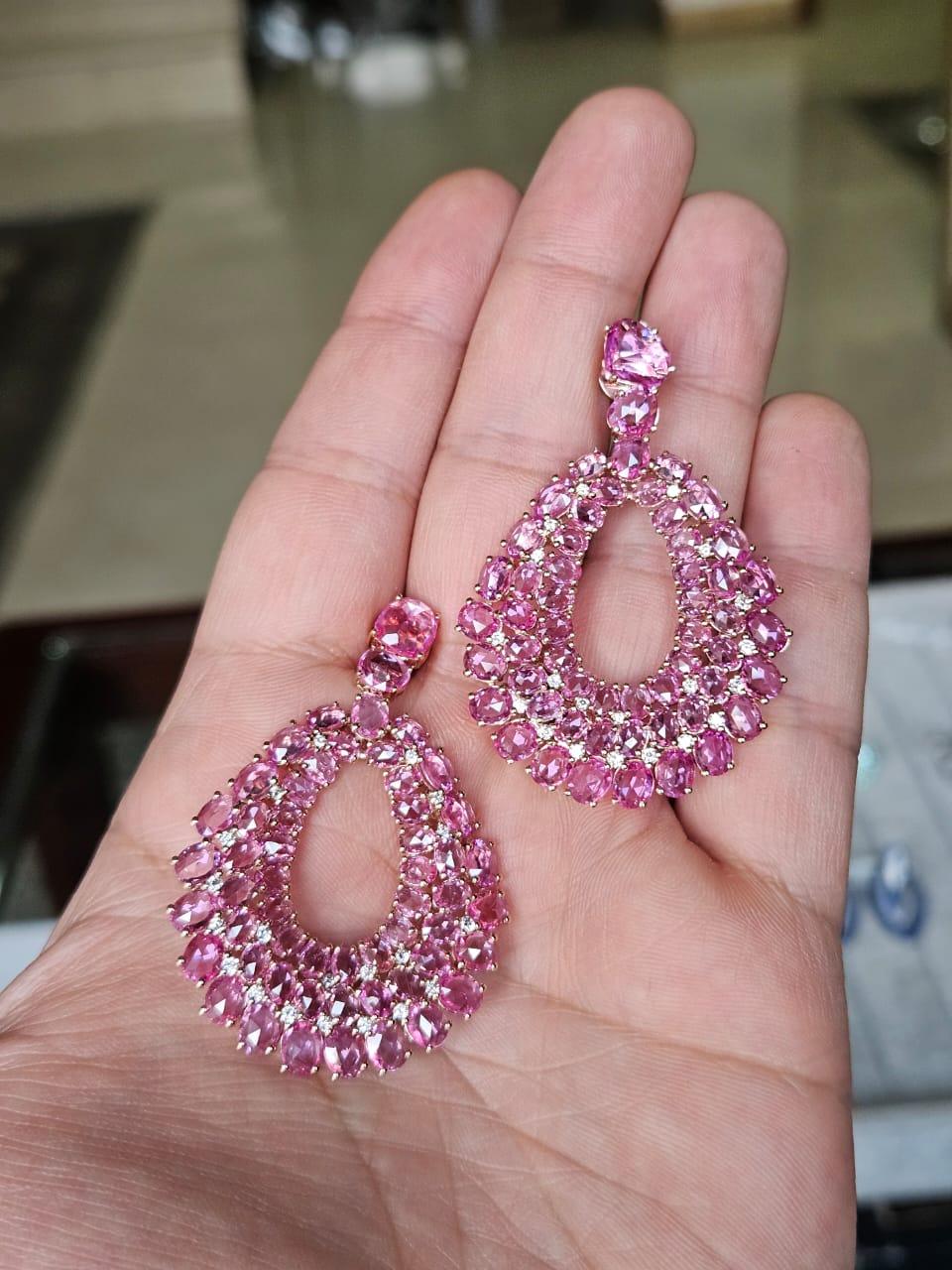 Bellissimi orecchini a lampadario con zaffiri rosa in oro rosa 18 carati e diamanti naturali, dallo stile moderno. Il peso degli zaffiri rosa è di 25.55 carati. Gli zaffiri rosa sono di origine Ceylon (Sri Lanka). Il peso dei diamanti è di 0,48