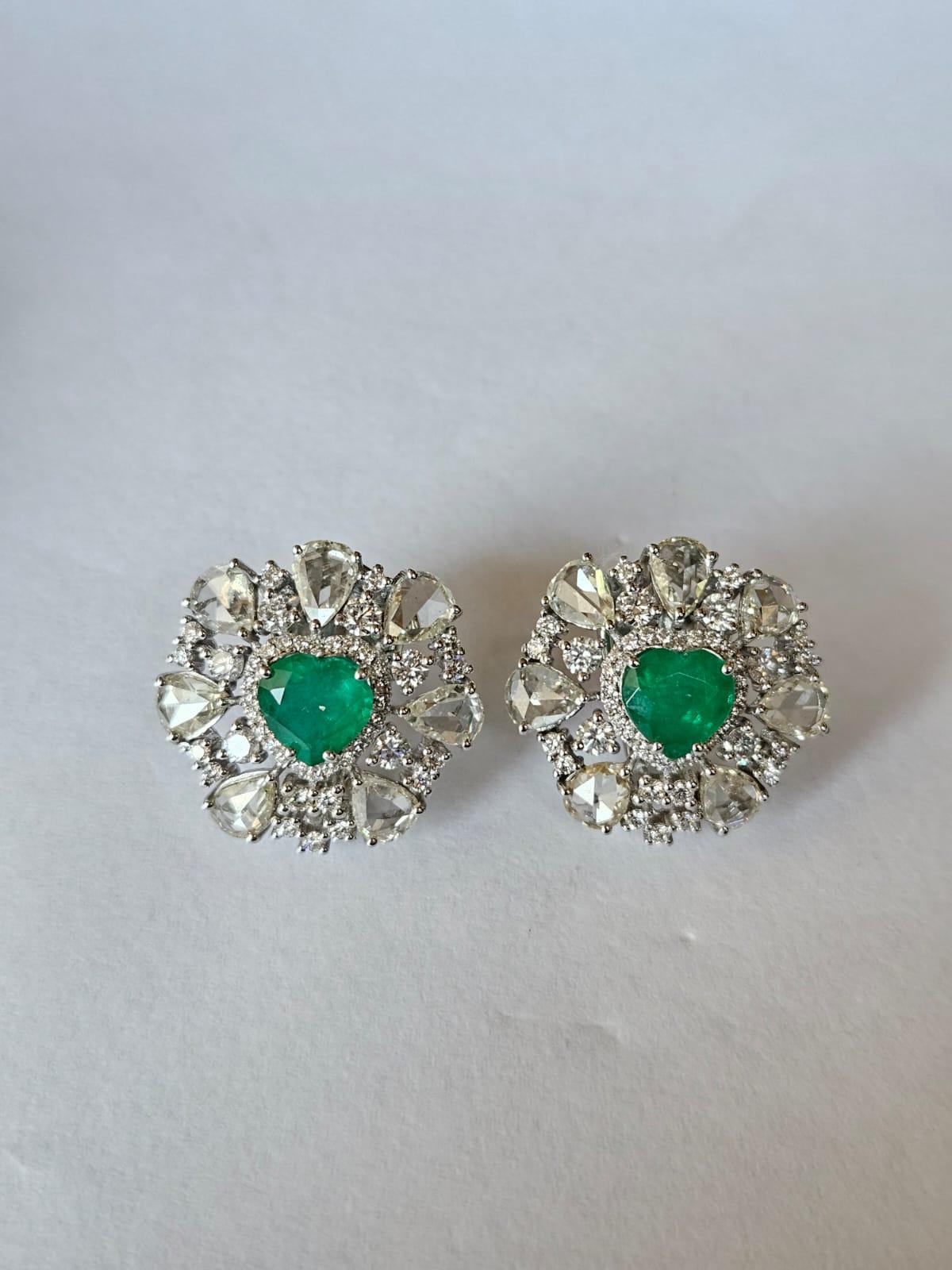 Set in 18K Gold, 2.67 carats, heart Emeralds & Rose Cut Diamonds stud Earrings In New Condition For Sale In Hong Kong, HK