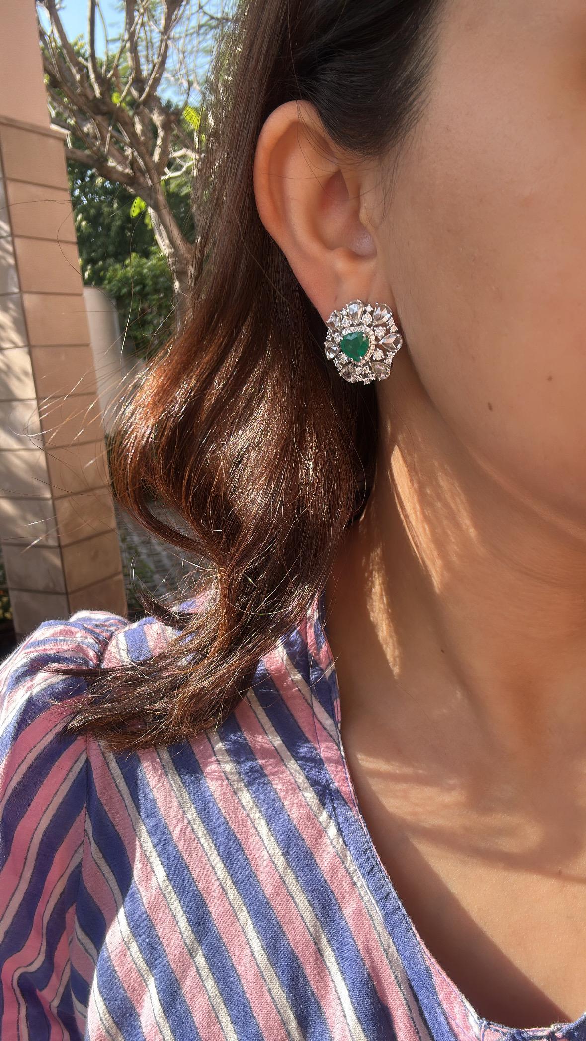 Women's or Men's Set in 18K Gold, 2.67 carats, heart Emeralds & Rose Cut Diamonds stud Earrings For Sale