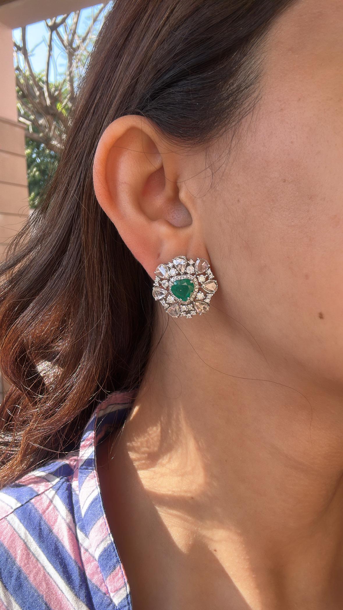 Set in 18K Gold, 2.67 carats, heart Emeralds & Rose Cut Diamonds stud Earrings For Sale 1