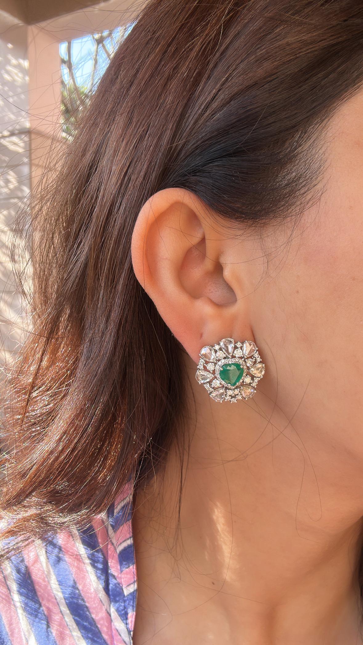 Set in 18K Gold, 2.67 carats, heart Emeralds & Rose Cut Diamonds stud Earrings For Sale 2