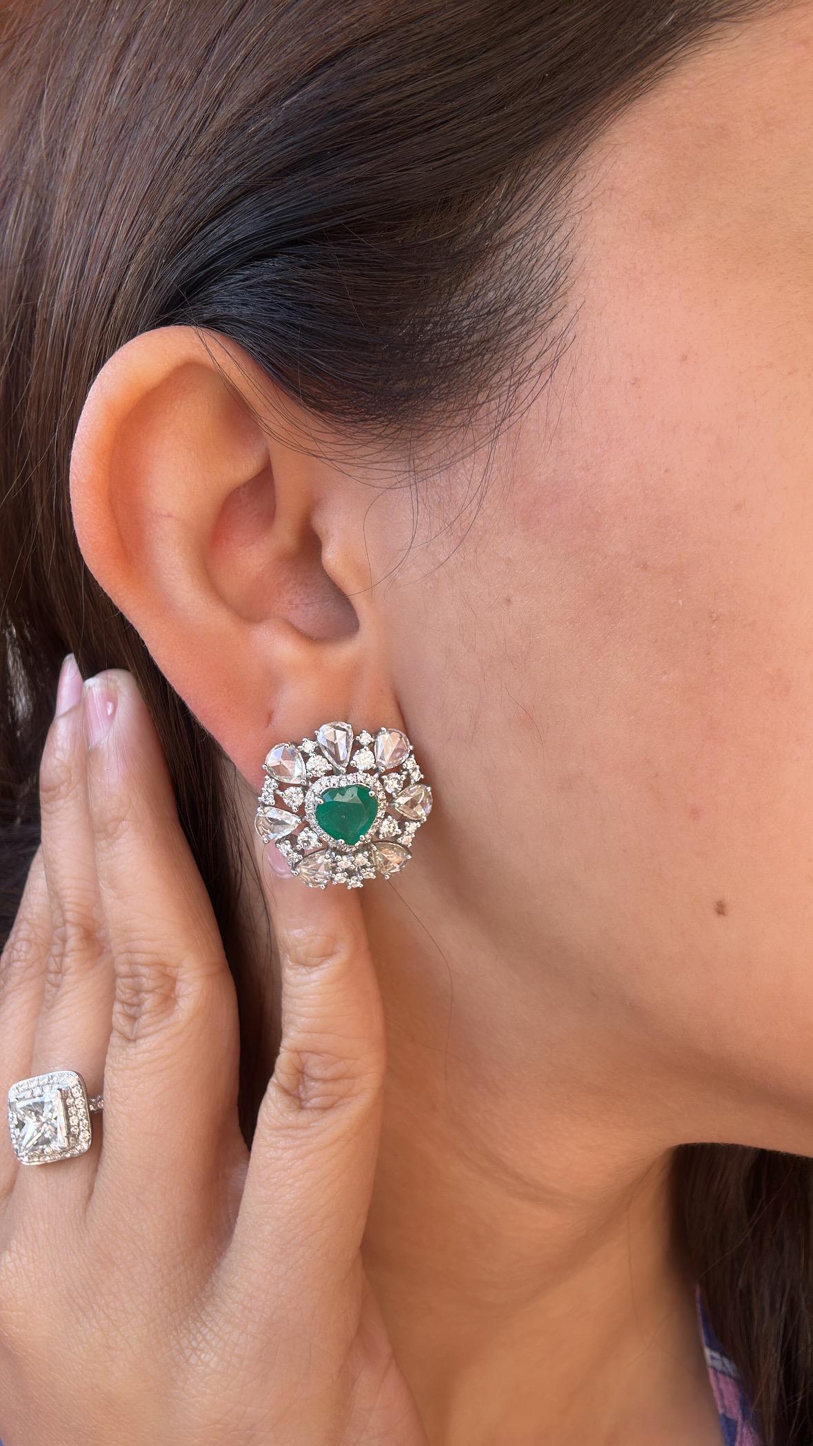 Set in 18K Gold, 2.67 carats, heart Emeralds & Rose Cut Diamonds stud Earrings For Sale 3