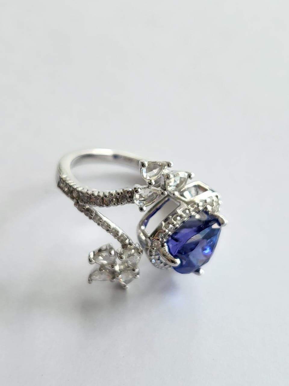 Set in 18k Gold, 2.68 Carats Tanzanite & Rose Cut Diamonds Cocktail Ring In New Condition For Sale In Hong Kong, HK