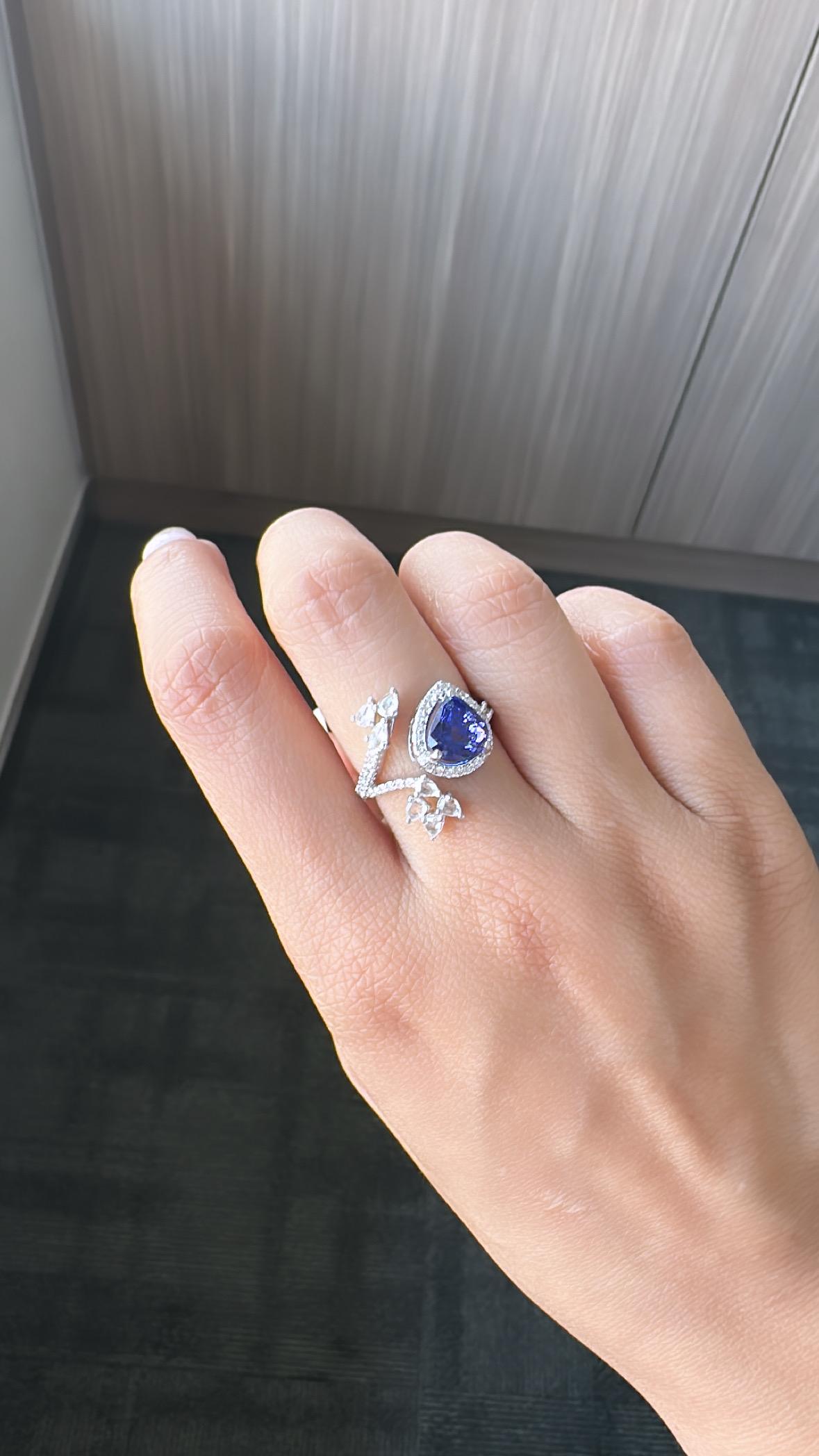 Set in 18k Gold, 2.68 Carats Tanzanite & Rose Cut Diamonds Cocktail Ring For Sale 2