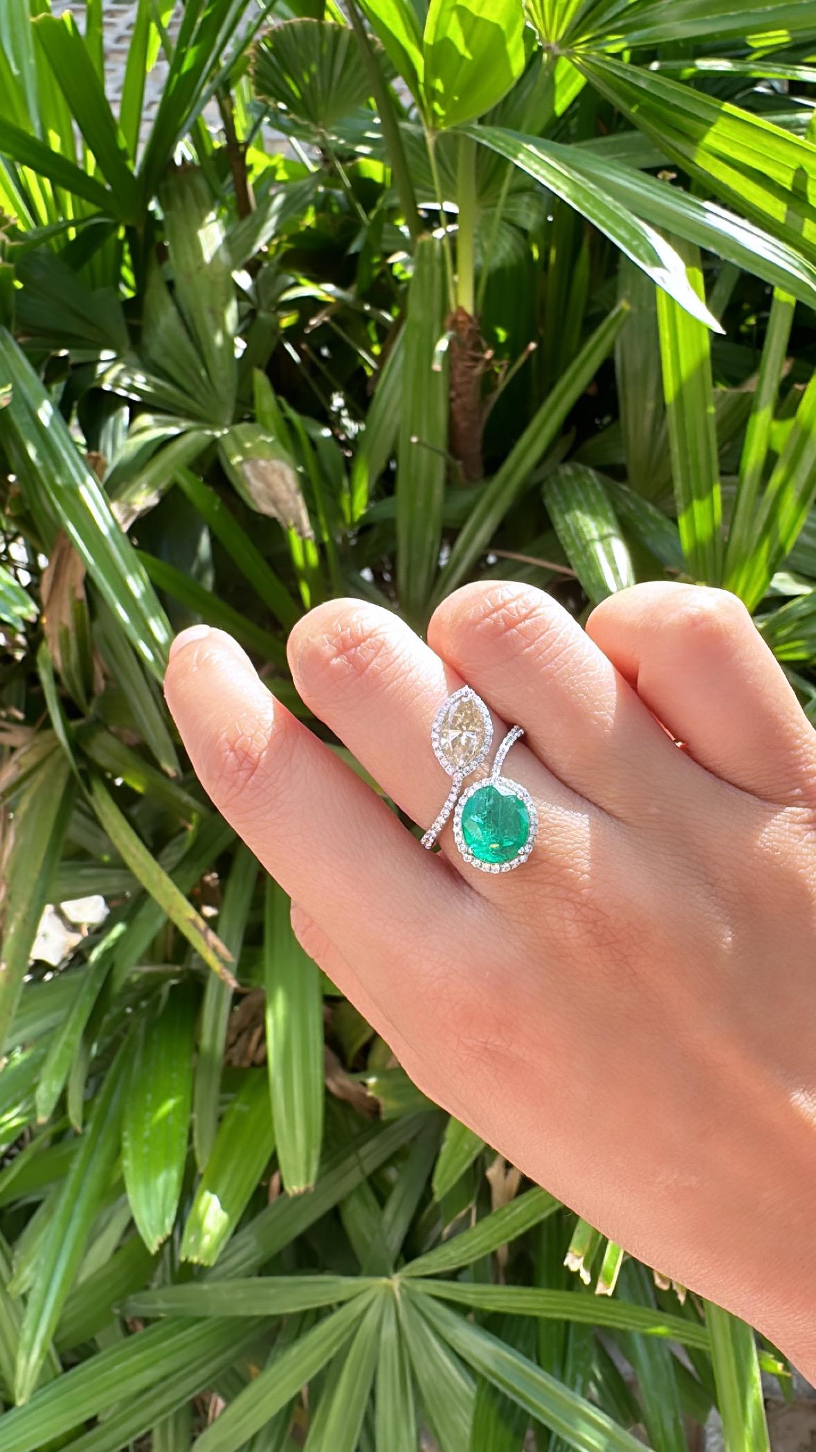 Set in 18K Gold, 2.72 carats, natural Zambian Emerald & Diamond Engagement Ring For Sale 4