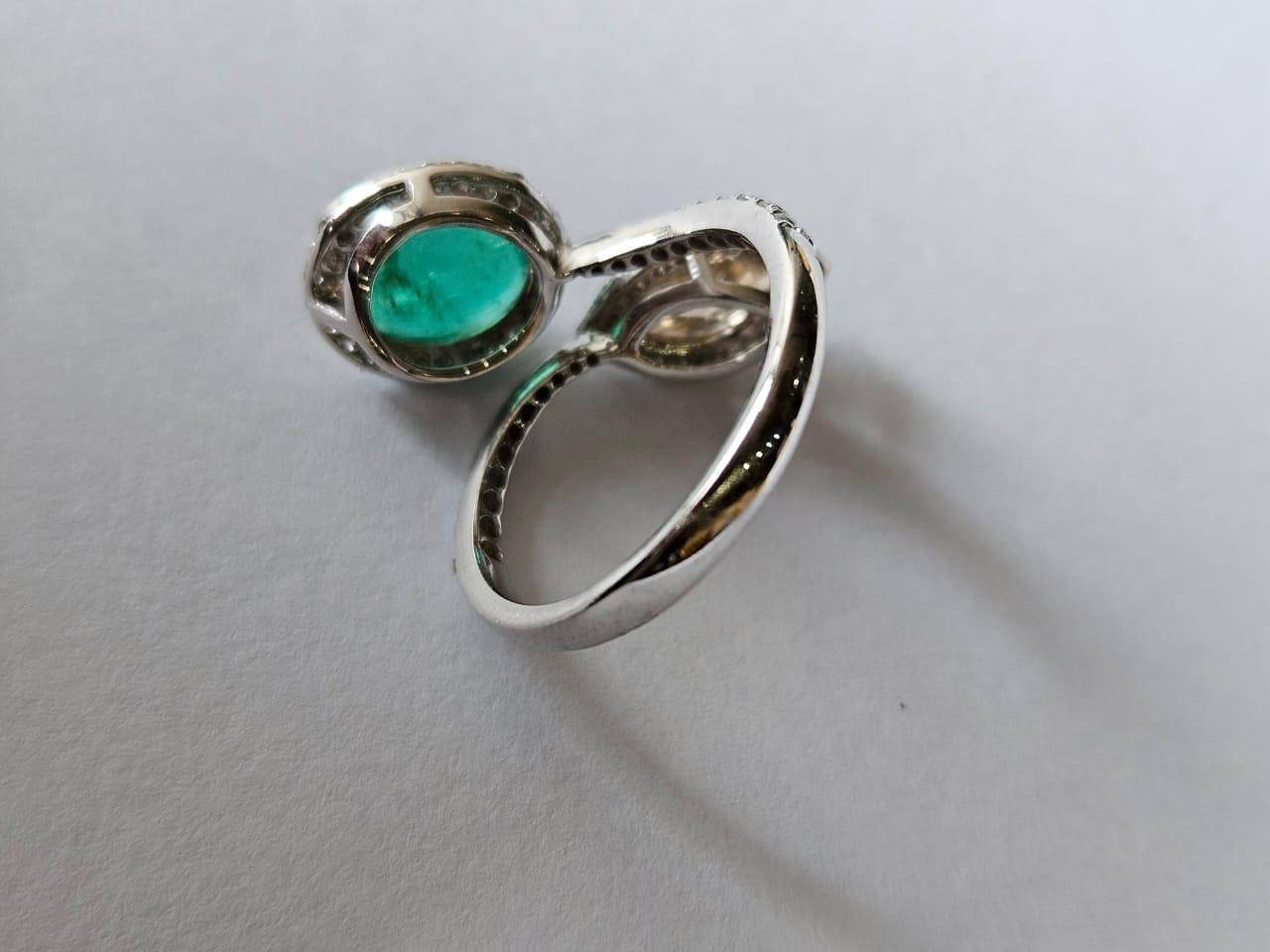 Modern Set in 18K Gold, 2.72 carats, natural Zambian Emerald & Diamond Engagement Ring For Sale
