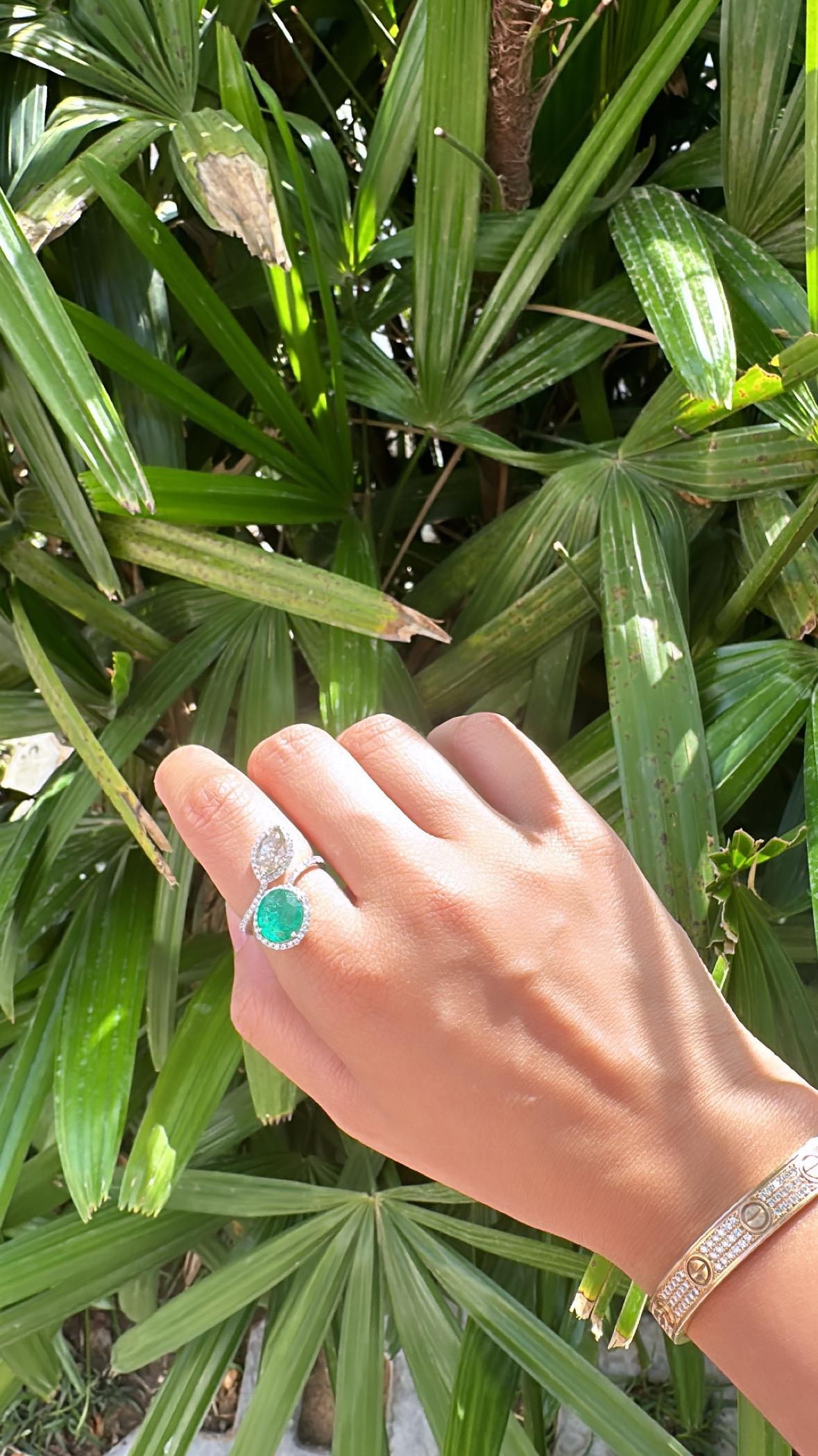 Set in 18K Gold, 2.72 carats, natural Zambian Emerald & Diamond Engagement Ring For Sale 1