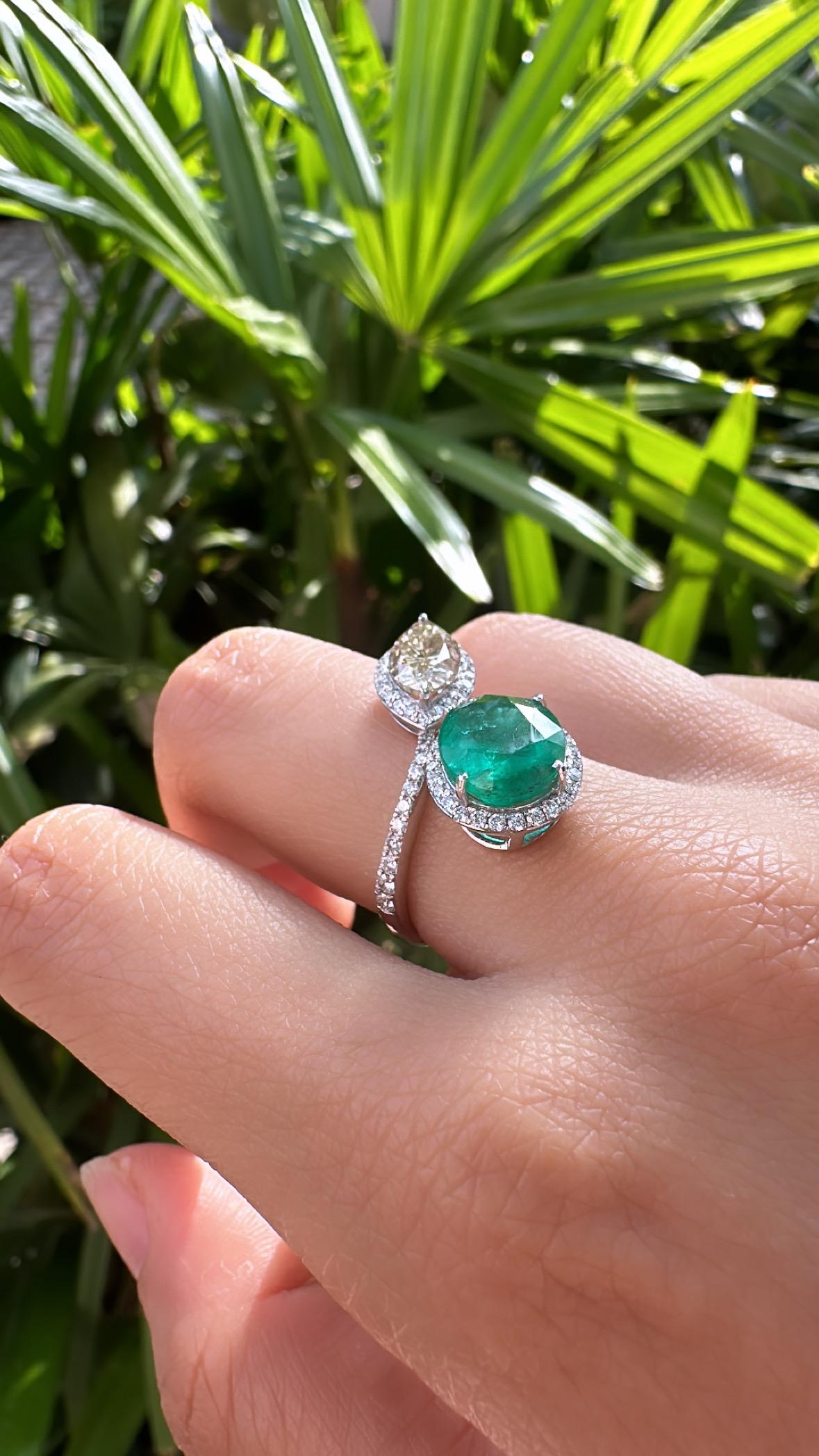 Set in 18K Gold, 2.72 carats, natural Zambian Emerald & Diamond Engagement Ring For Sale 2