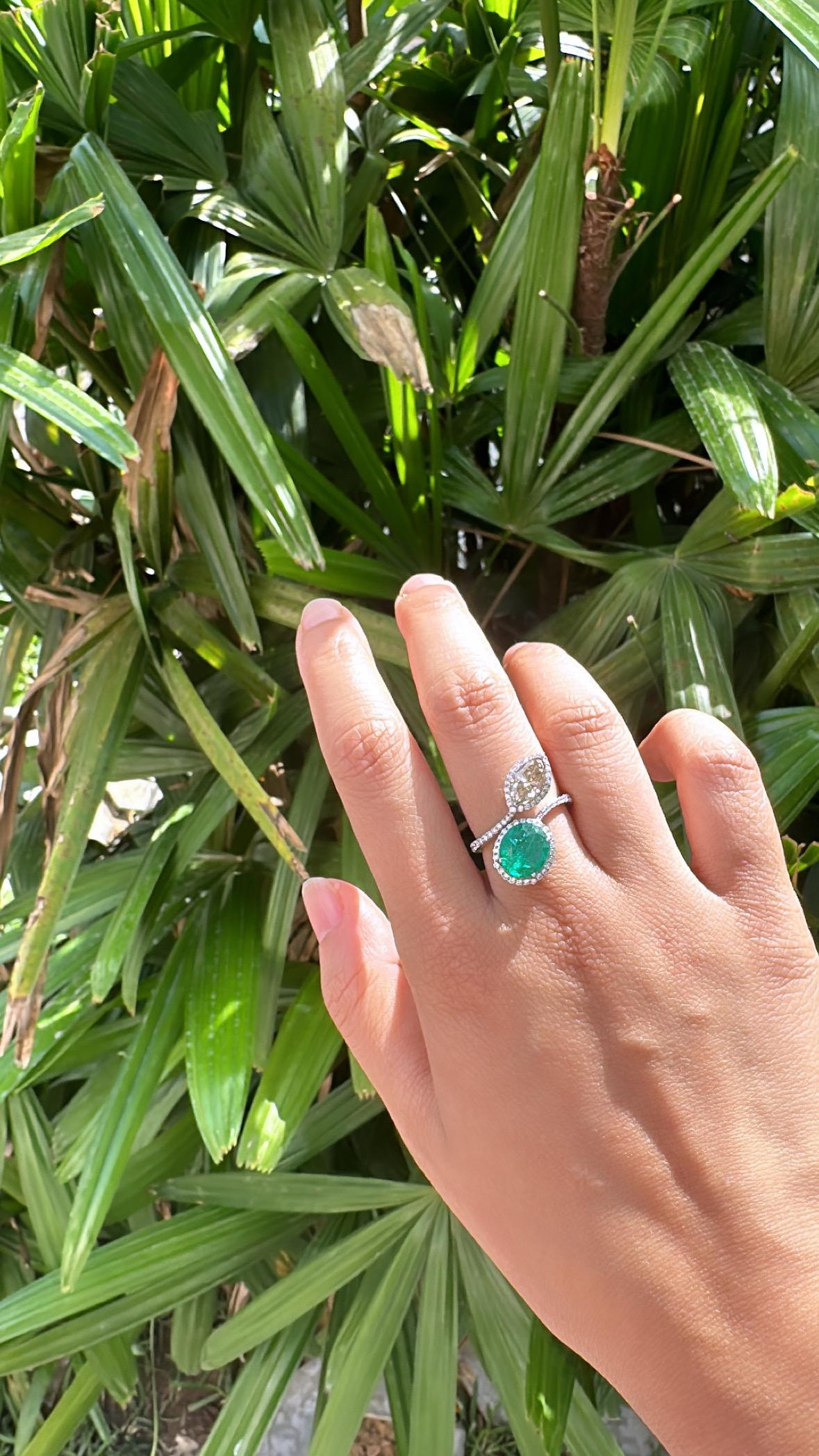 Set in 18K Gold, 2.72 carats, natural Zambian Emerald & Diamond Engagement Ring For Sale 3