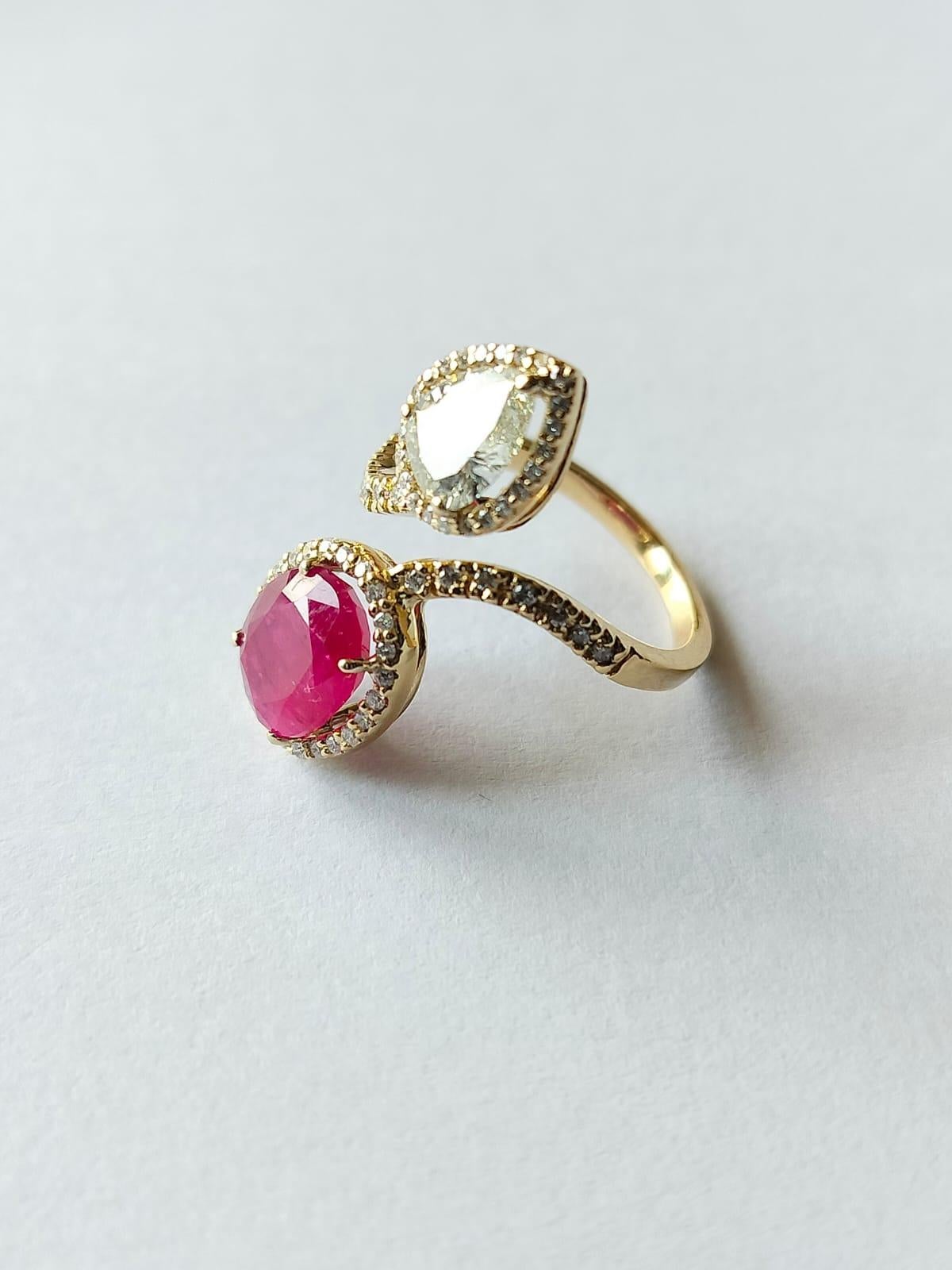 Modern Set in 18K Gold, 2.76 carats, natural Mozambique Ruby & Diamonds Engagement Ring For Sale