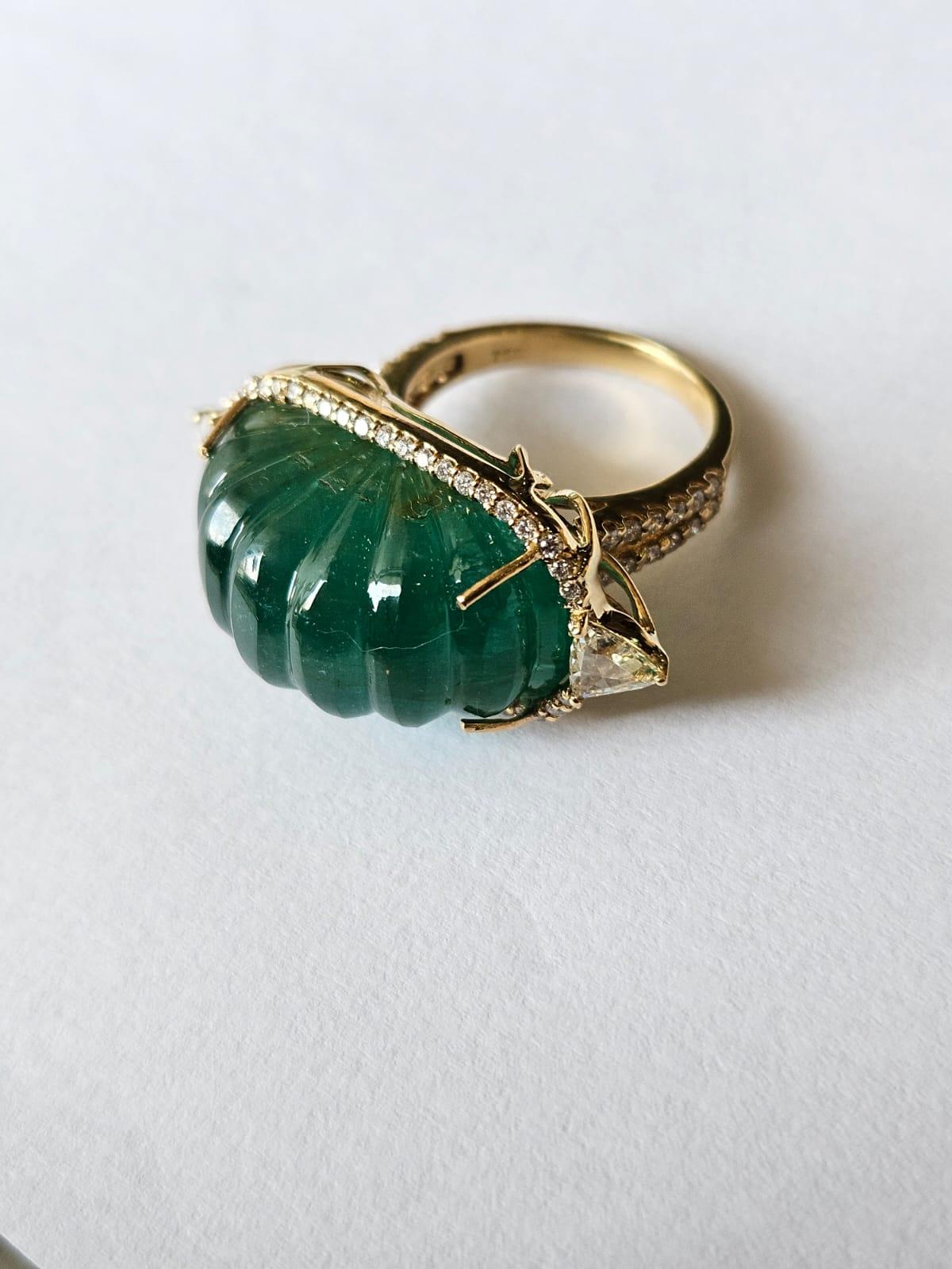 Set in 18K Gold, 28.47 carats natural, Zambian Emerald & Diamonds Cocktail Ring In New Condition For Sale In Hong Kong, HK