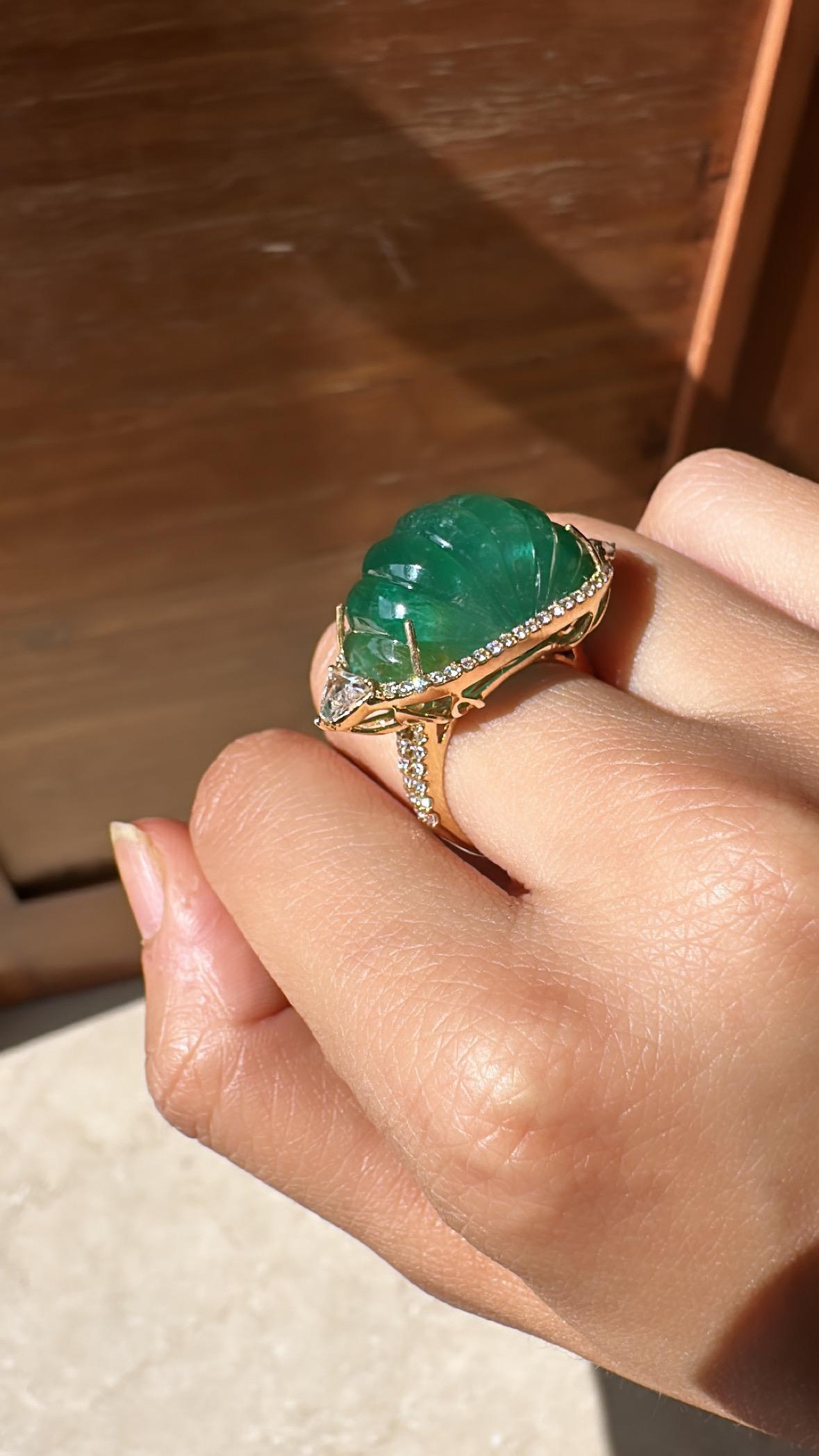Set in 18K Gold, 28.47 carats natural, Zambian Emerald & Diamonds Cocktail Ring For Sale 2