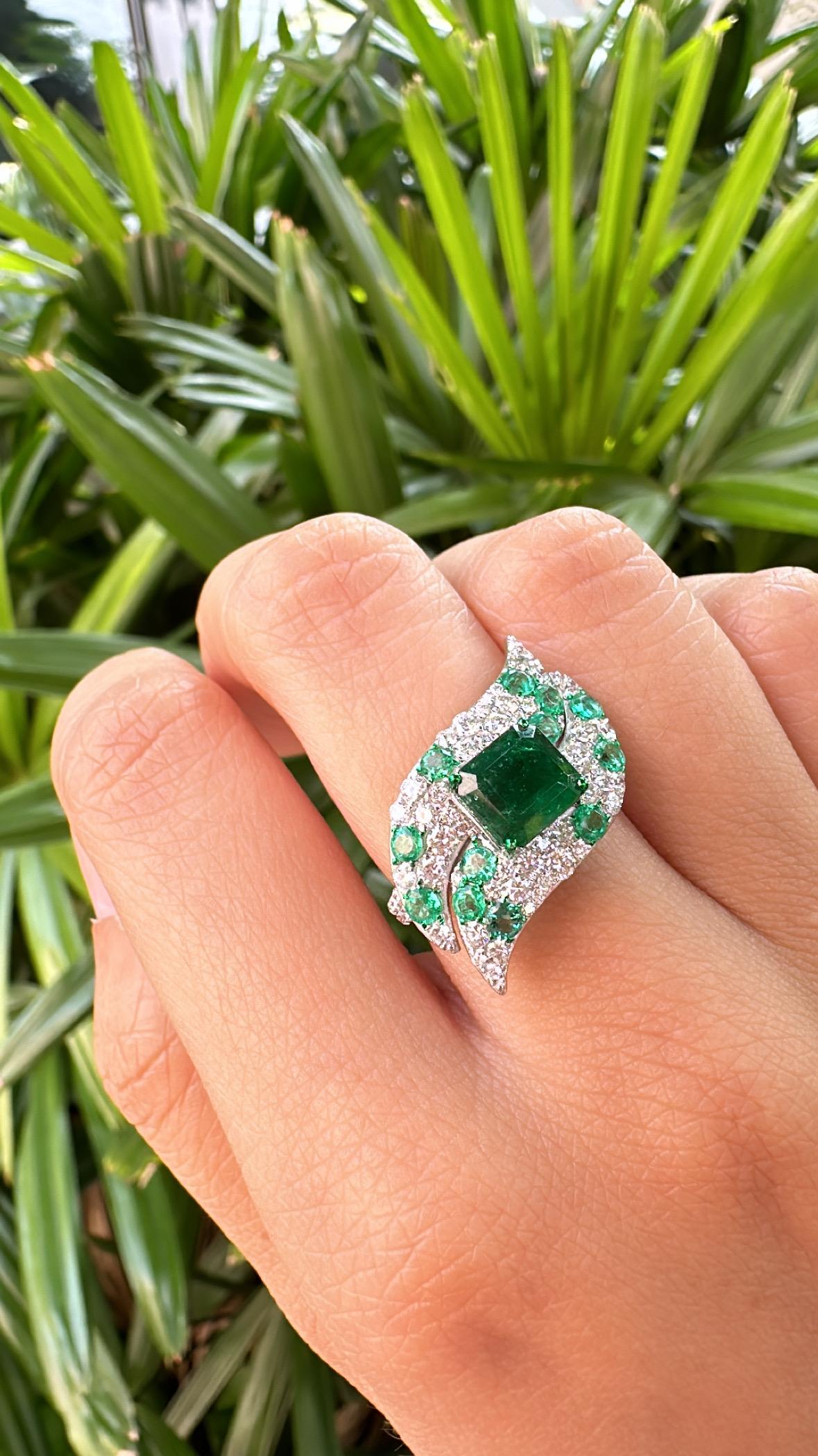 Set in 18K Gold, 2.85 carats, natural Zambian Emerald & Diamonds Cocktail Ring For Sale 4