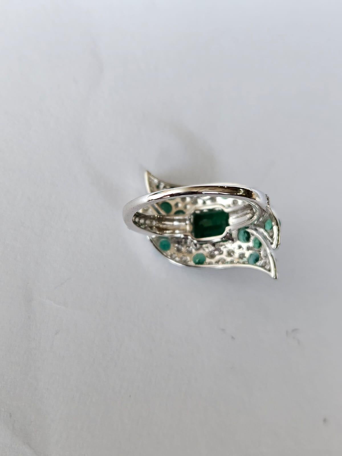 Modern Set in 18K Gold, 2.85 carats, natural Zambian Emerald & Diamonds Cocktail Ring For Sale