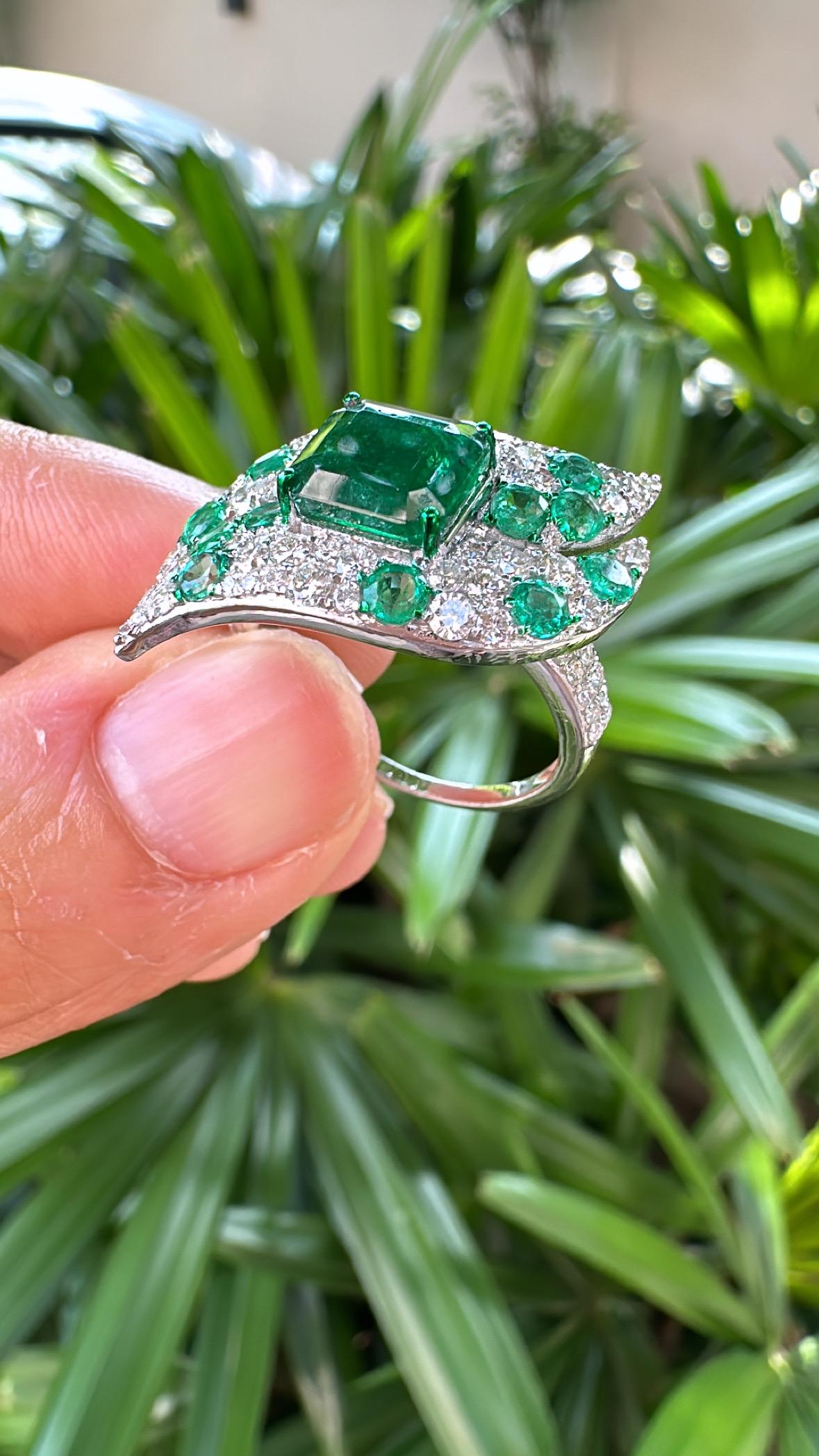Women's or Men's Set in 18K Gold, 2.85 carats, natural Zambian Emerald & Diamonds Cocktail Ring For Sale