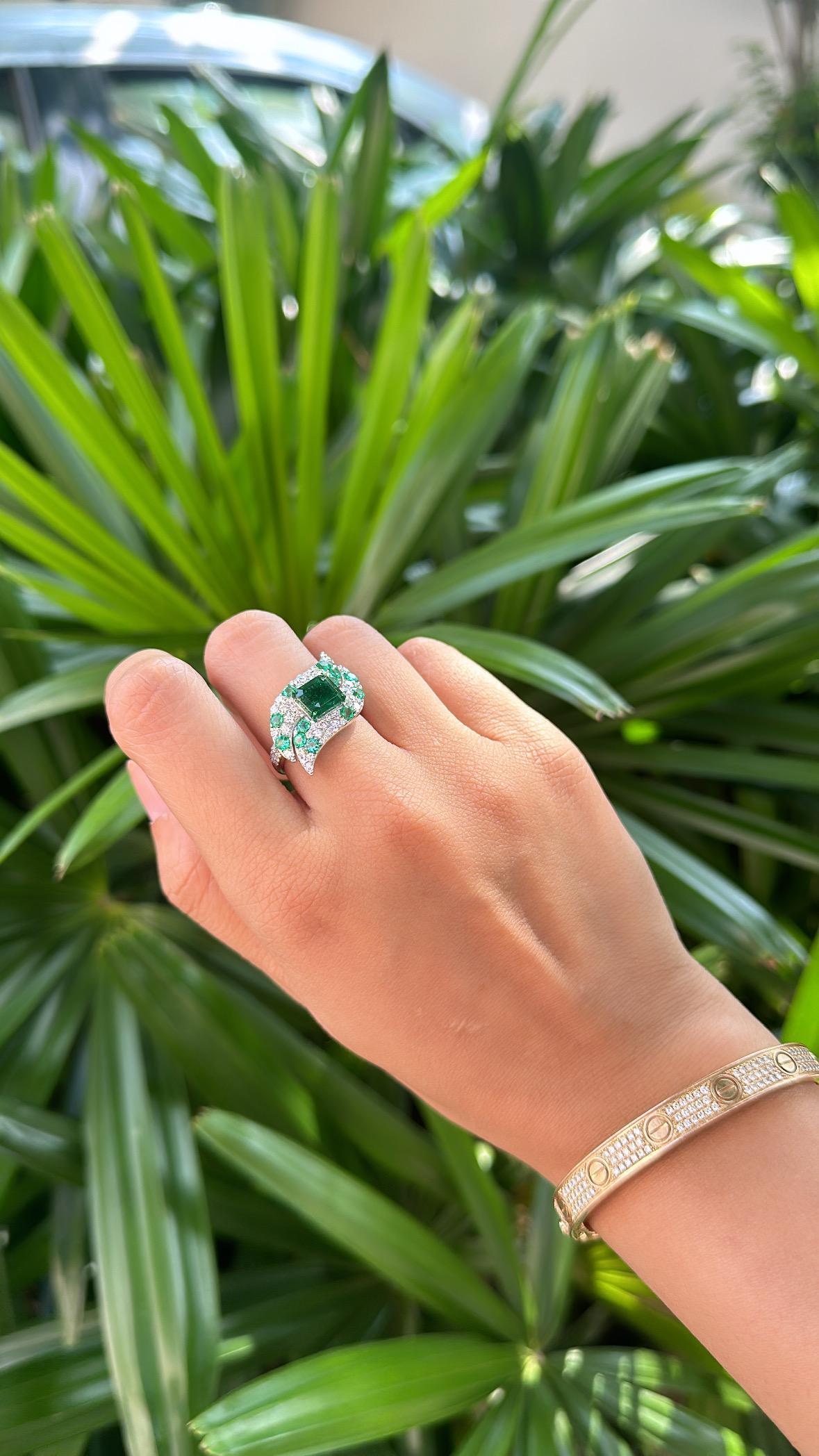 Set in 18K Gold, 2.85 carats, natural Zambian Emerald & Diamonds Cocktail Ring For Sale 1