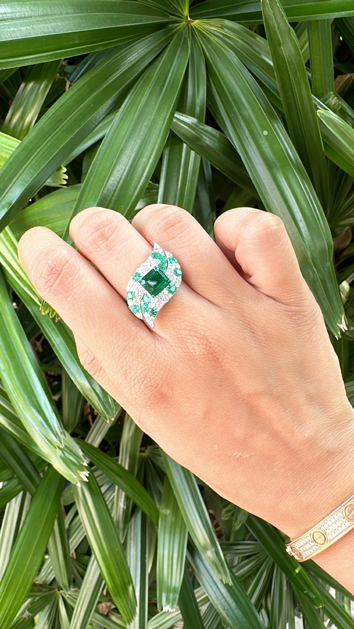 Set in 18K Gold, 2.85 carats, natural Zambian Emerald & Diamonds Cocktail Ring For Sale 2