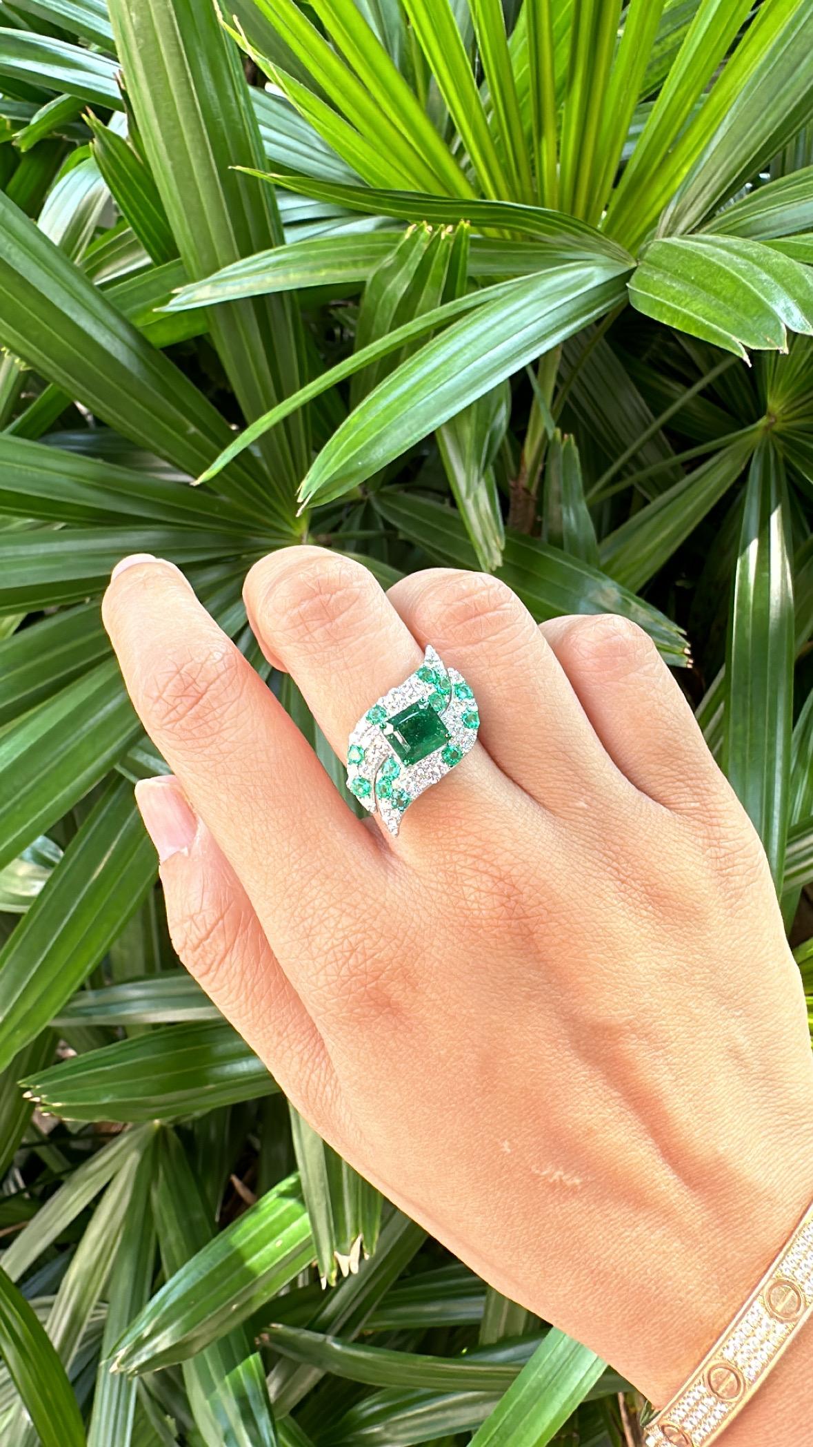 Set in 18K Gold, 2.85 carats, natural Zambian Emerald & Diamonds Cocktail Ring For Sale 3
