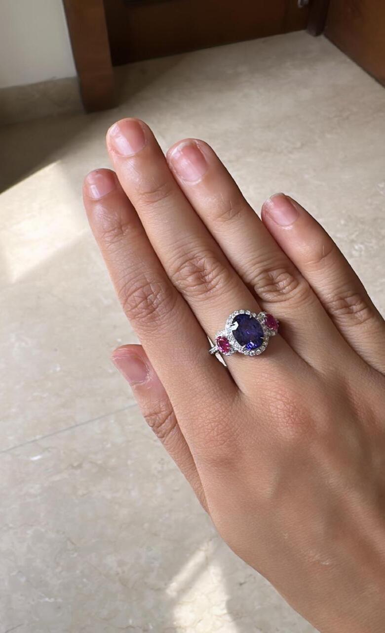 Set in 18K Gold, 2.90 carats Tanzanite, Pink Sapphire & Diamond Engagement Ring  In New Condition For Sale In Hong Kong, HK