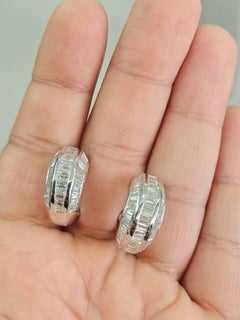 In 18 Karat Gold gefasst, 3,00 Karat, natürliche, spitz zulaufende Baguette-Diamanten, Huggie-Ohrringe