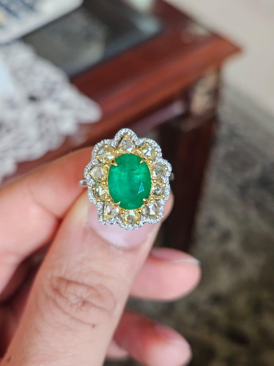 Un bellissimo anello di fidanzamento con smeraldo in oro 18 carati e diamanti naturali, in stile moderno. Il peso dello smeraldo è di 3,04 carati. Lo Smeraldo è completamente naturale, senza alcun trattamento ed è di origine zambiana. Il peso