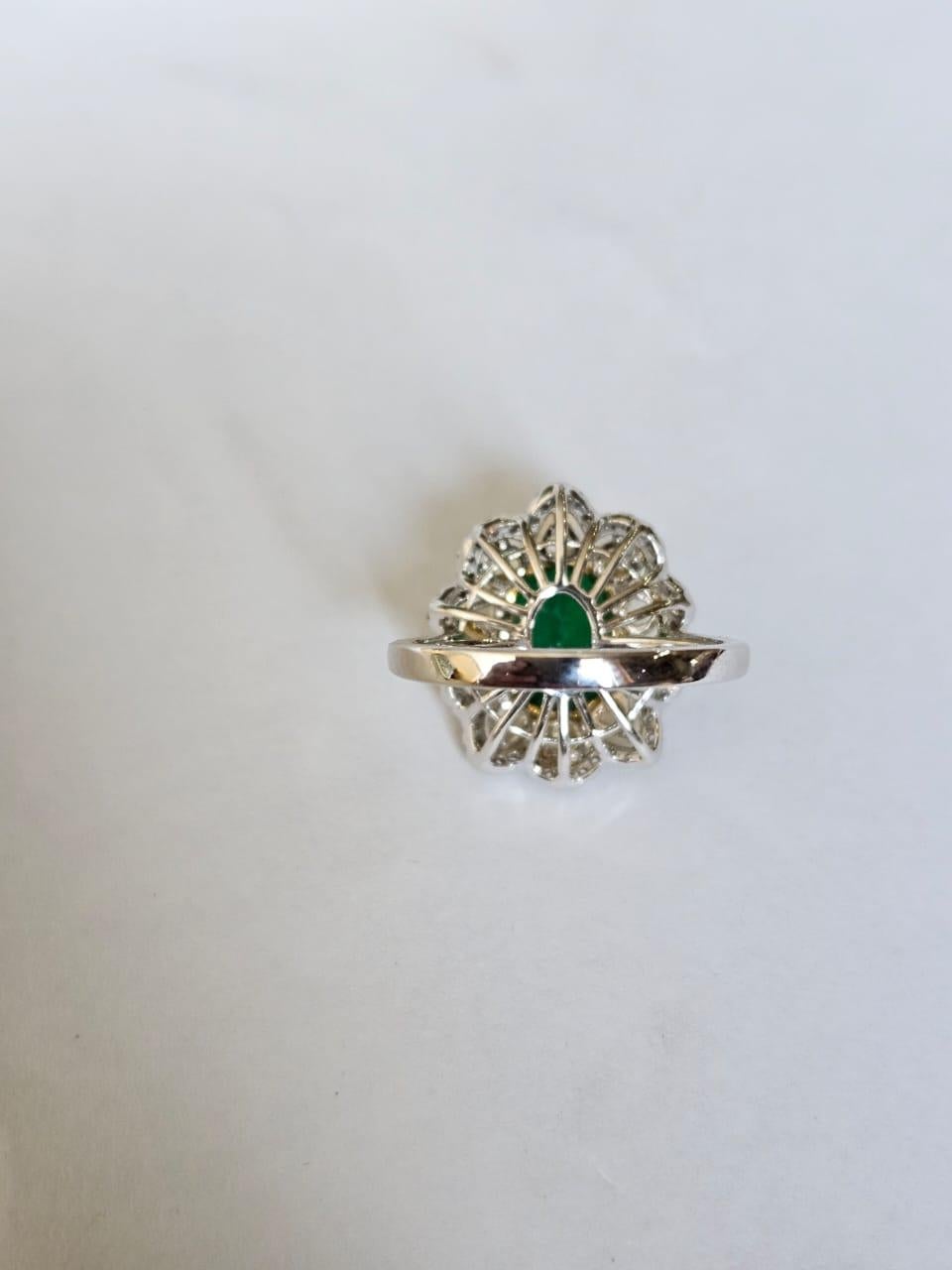 Moderno Anello di fidanzamento con smeraldo dello Zambia e diamanti gialli, 3,04 carati, incastonato in oro 18 carati in vendita