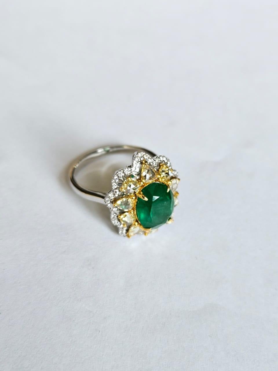 Taglio a rosa Anello di fidanzamento con smeraldo dello Zambia e diamanti gialli, 3,04 carati, incastonato in oro 18 carati in vendita