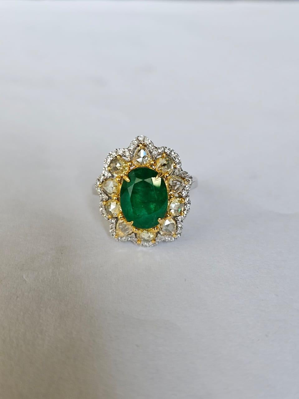 Anello di fidanzamento con smeraldo dello Zambia e diamanti gialli, 3,04 carati, incastonato in oro 18 carati In condizioni Nuovo in vendita a Hong Kong, HK