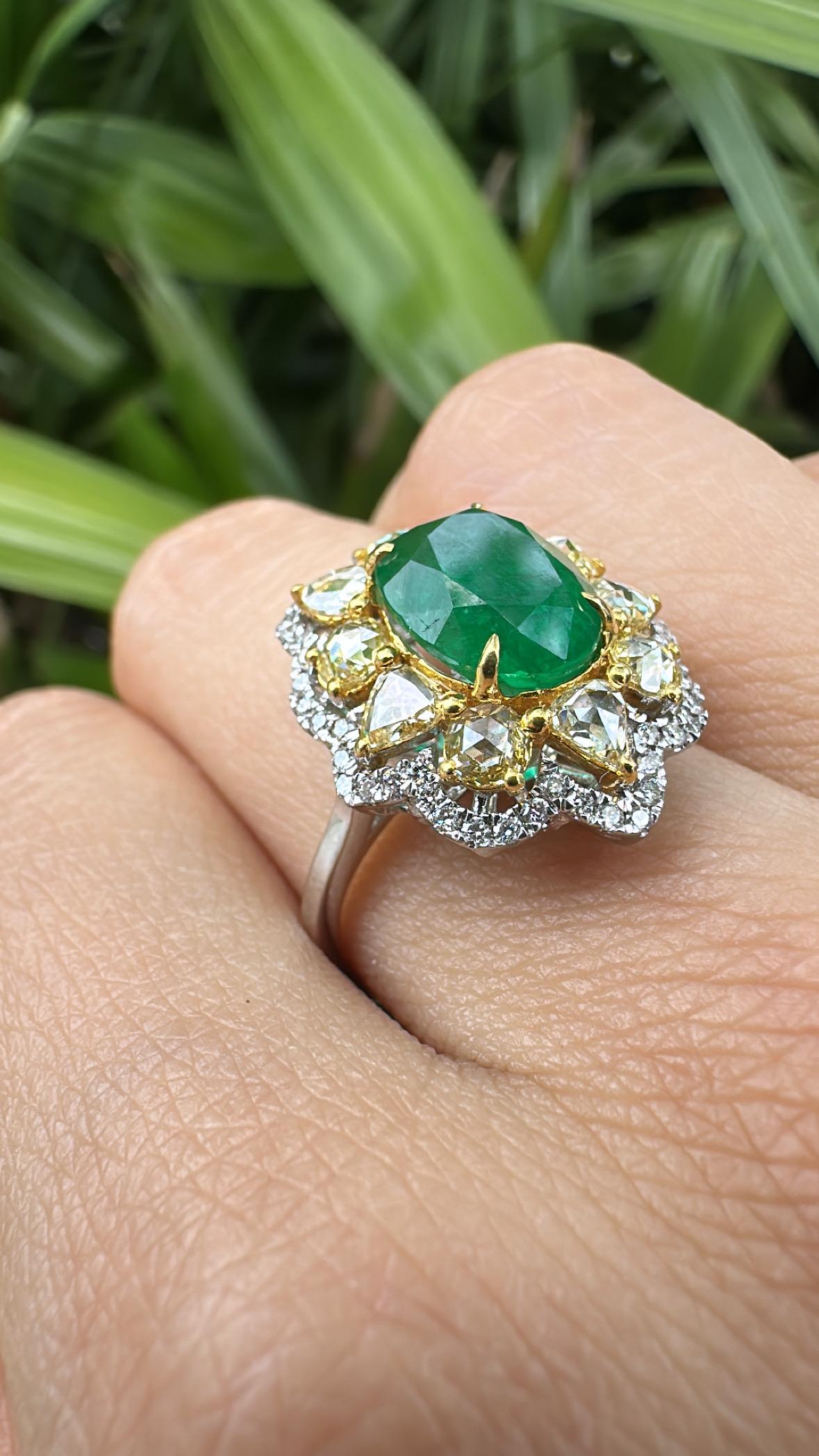 Anello di fidanzamento con smeraldo dello Zambia e diamanti gialli, 3,04 carati, incastonato in oro 18 carati in vendita 1