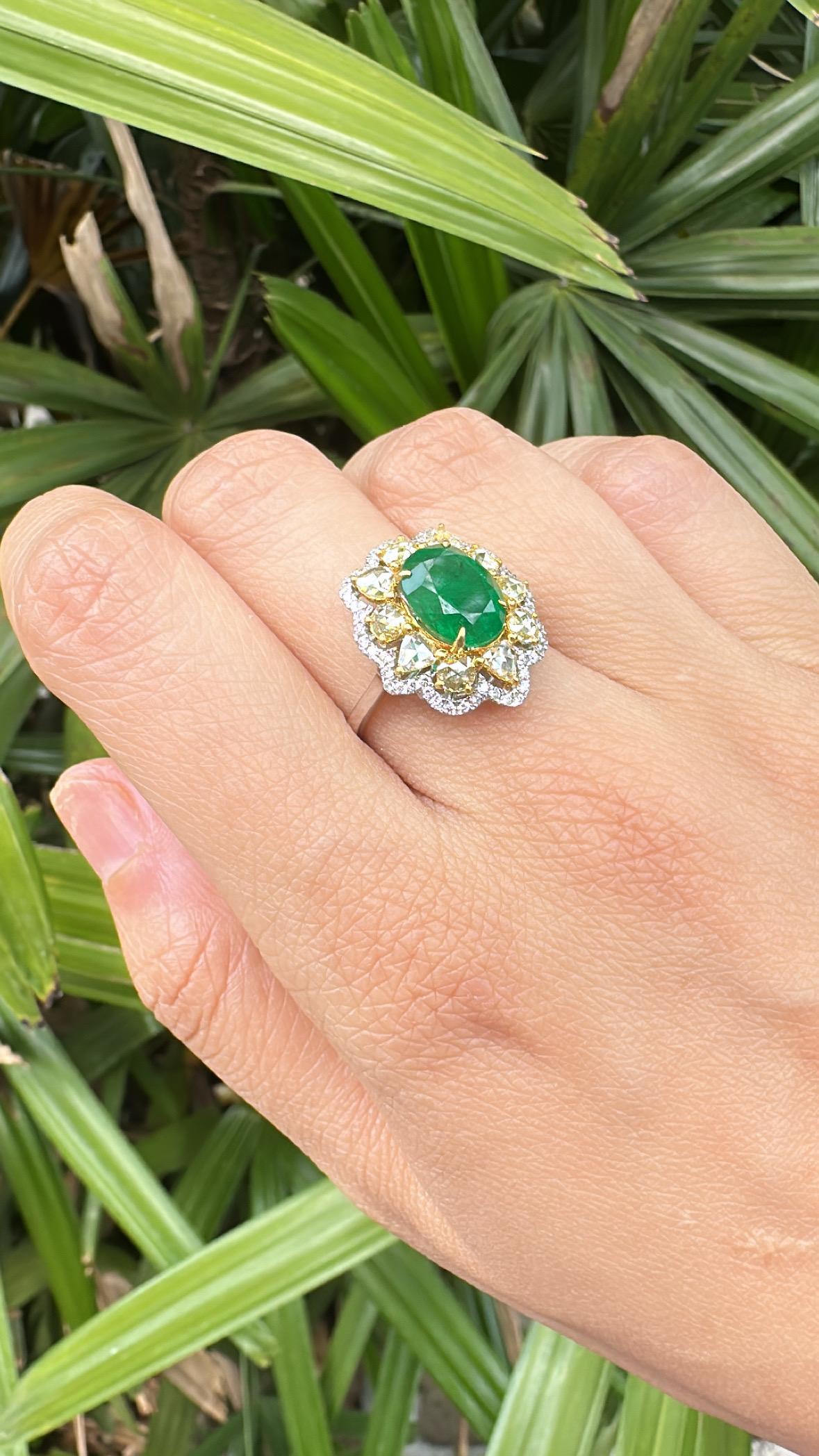 Anello di fidanzamento con smeraldo dello Zambia e diamanti gialli, 3,04 carati, incastonato in oro 18 carati in vendita 2