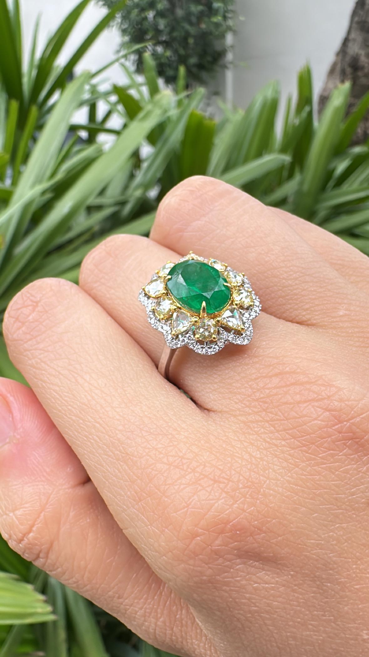 Anello di fidanzamento con smeraldo dello Zambia e diamanti gialli, 3,04 carati, incastonato in oro 18 carati in vendita 3