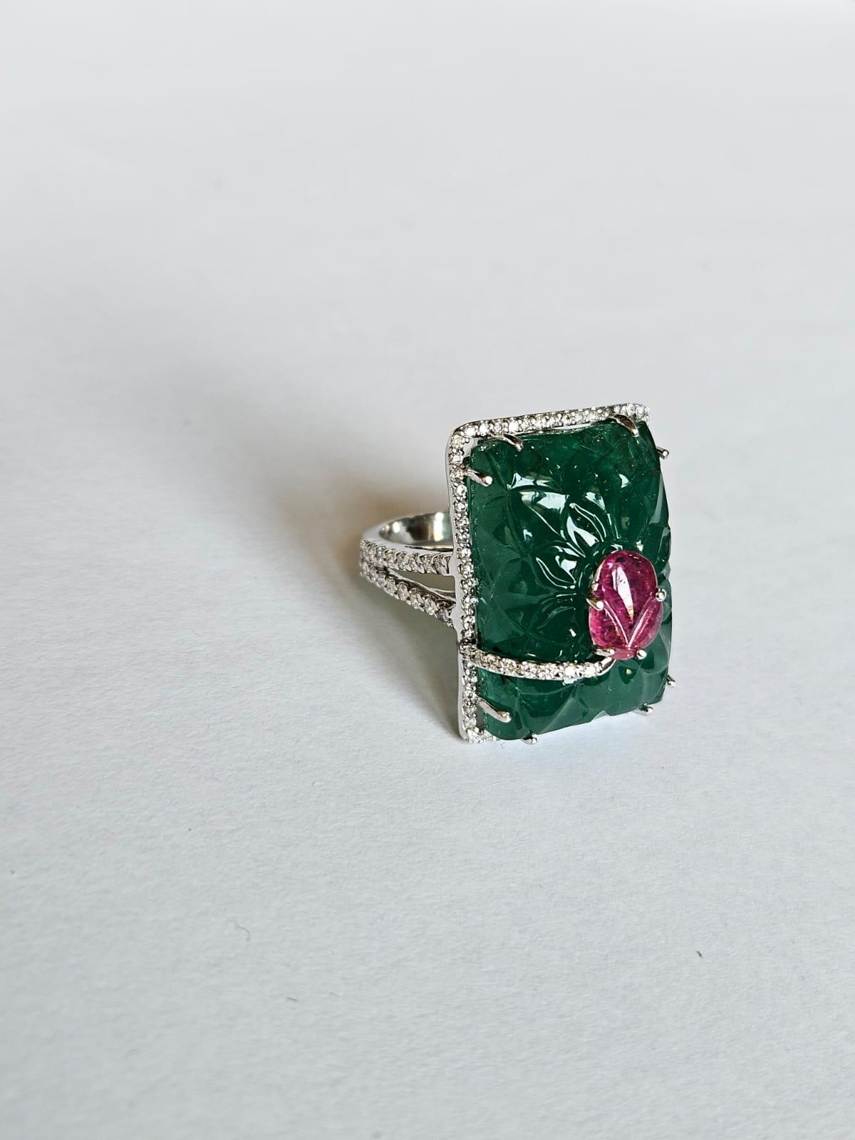 Round Cut Set in 18K Gold, 31.23 carats Zambian Emerald, Ruby & Diamonds Cocktail Ring For Sale