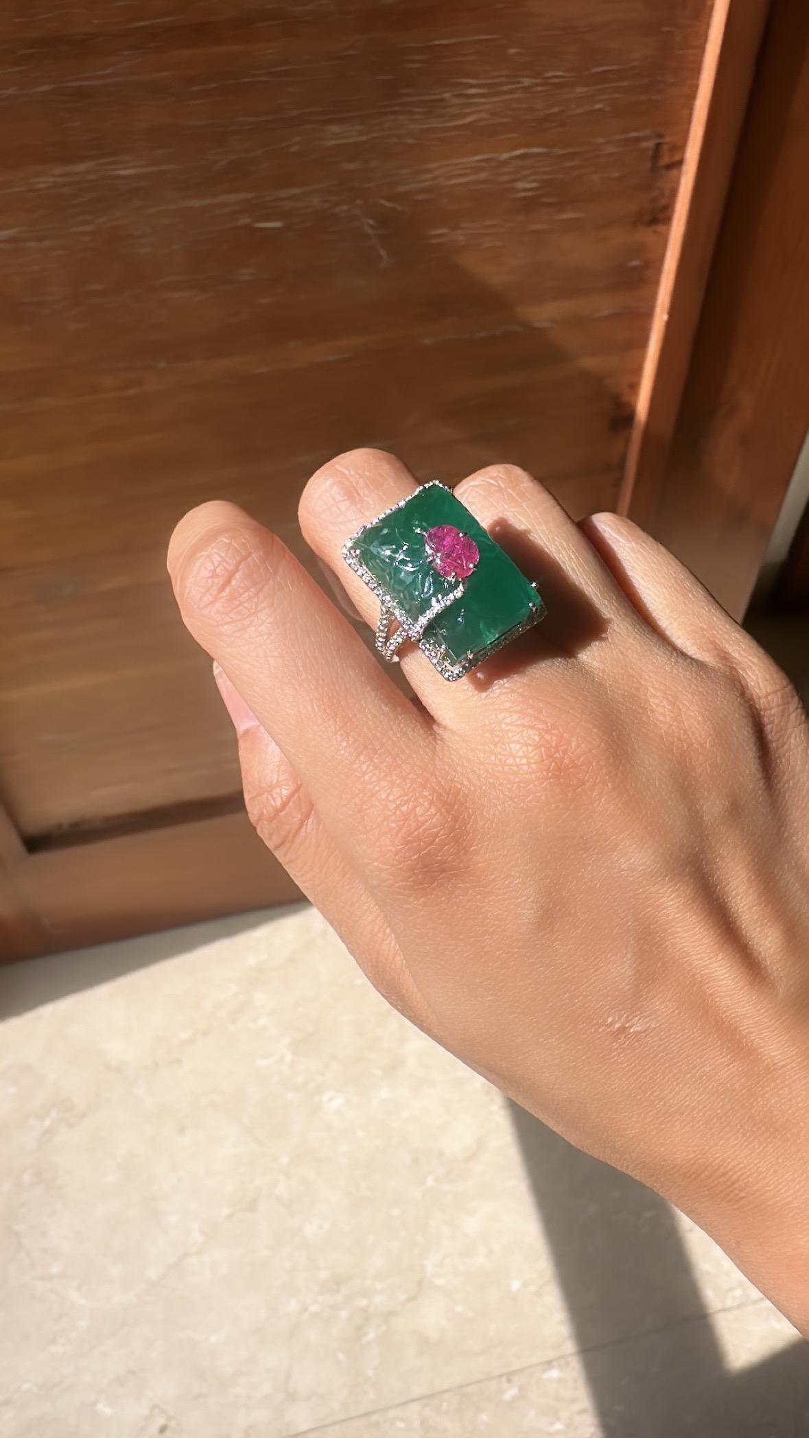 Women's or Men's Set in 18K Gold, 31.23 carats Zambian Emerald, Ruby & Diamonds Cocktail Ring For Sale