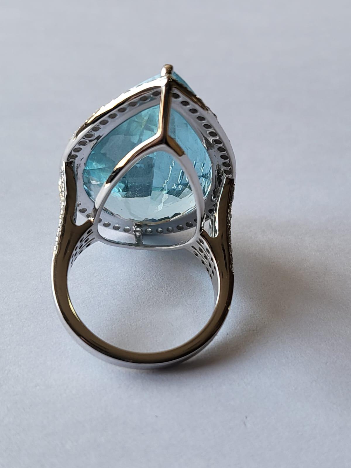 Verlobungs-/Cocktailring aus 18 Karat Gold, 31.25 Karat, Aquamarin und Diamanten (Moderne)